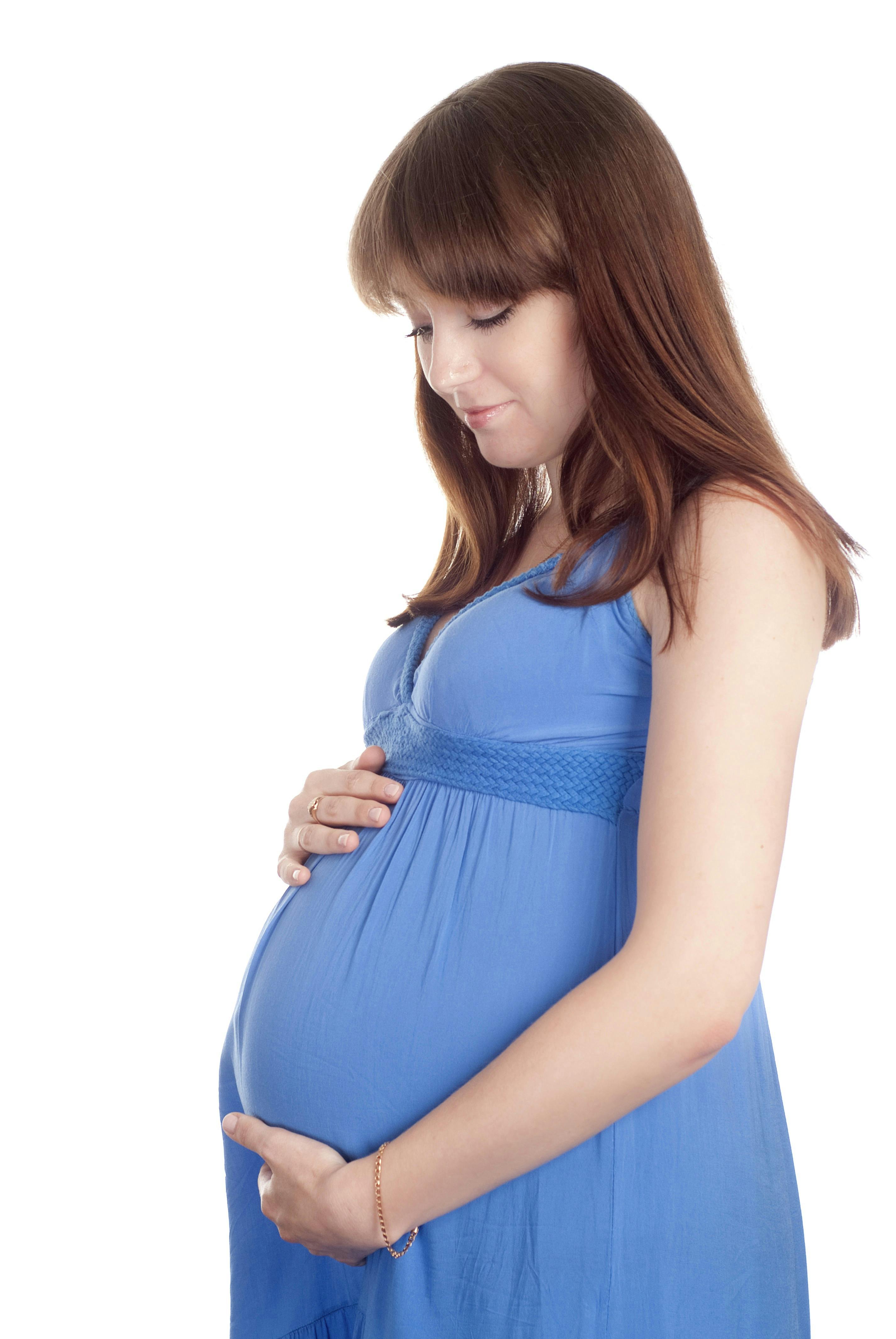 Gravid kvinde i blå kjole.