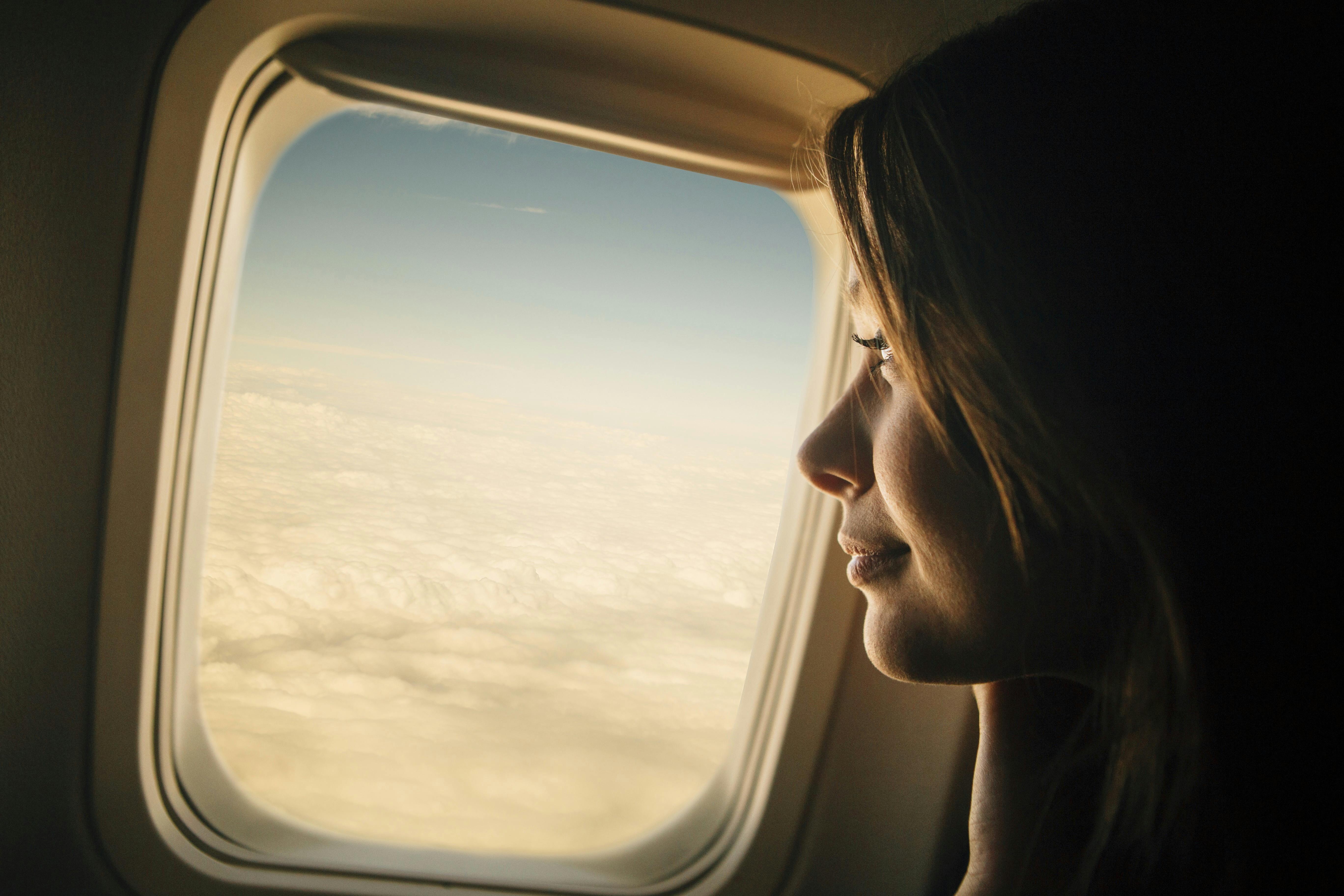 Ung kvinde sidder i et fly
