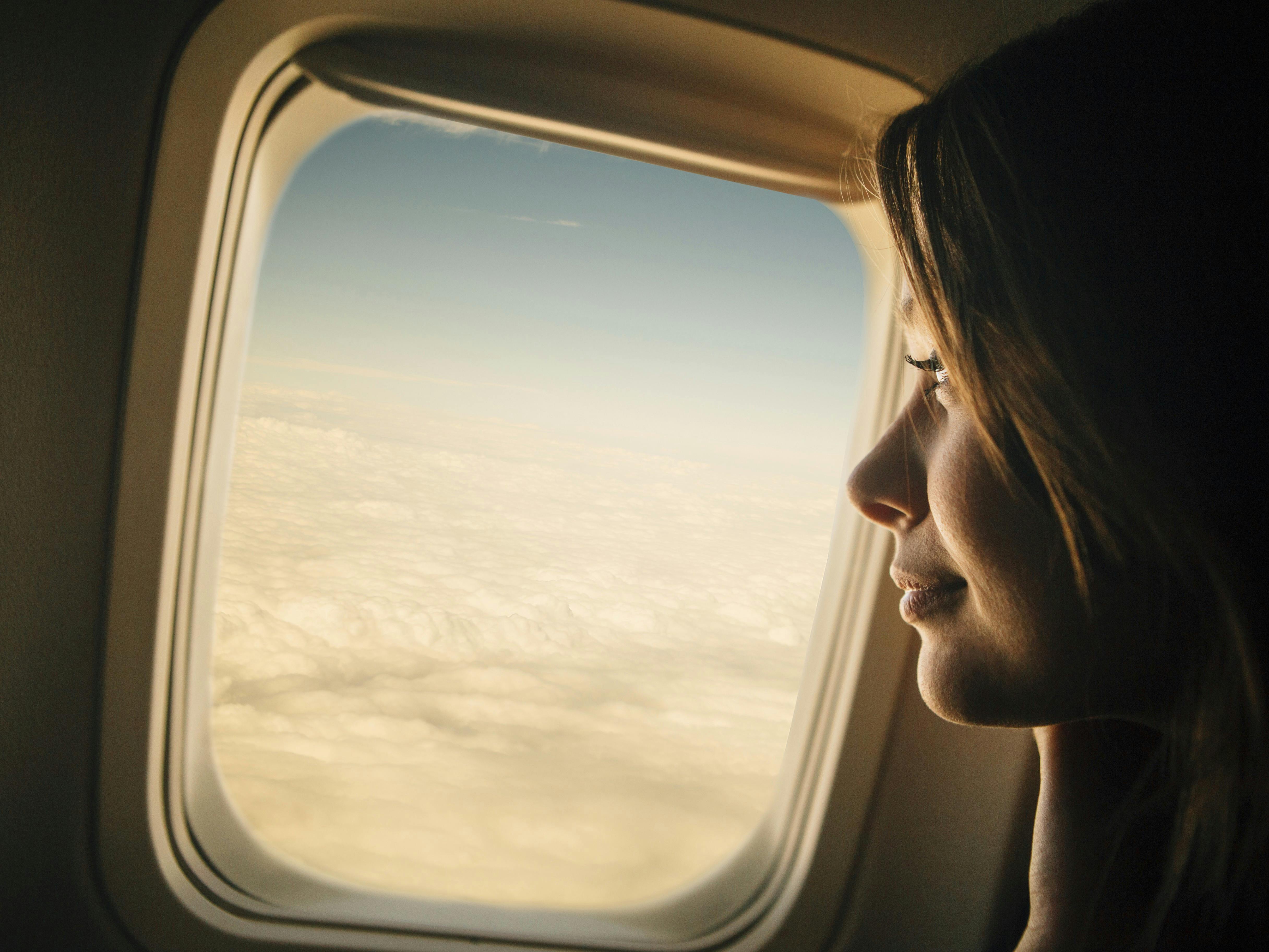 Ung kvinde sidder i et fly