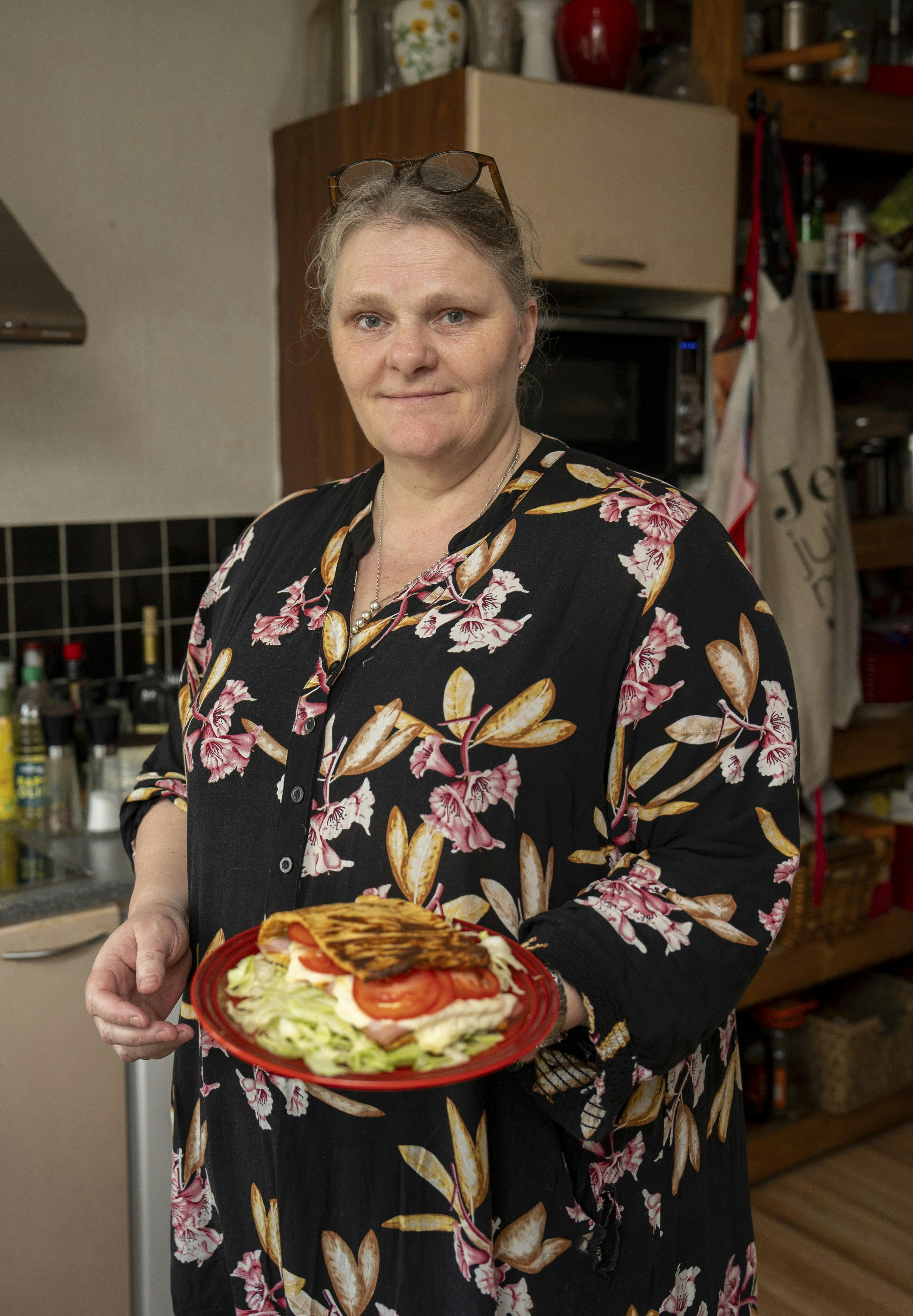 Annette Thomsen i sit køkken. Hun har fulgt Diabetes Kuren og har fået styr på begyndende diabetes.