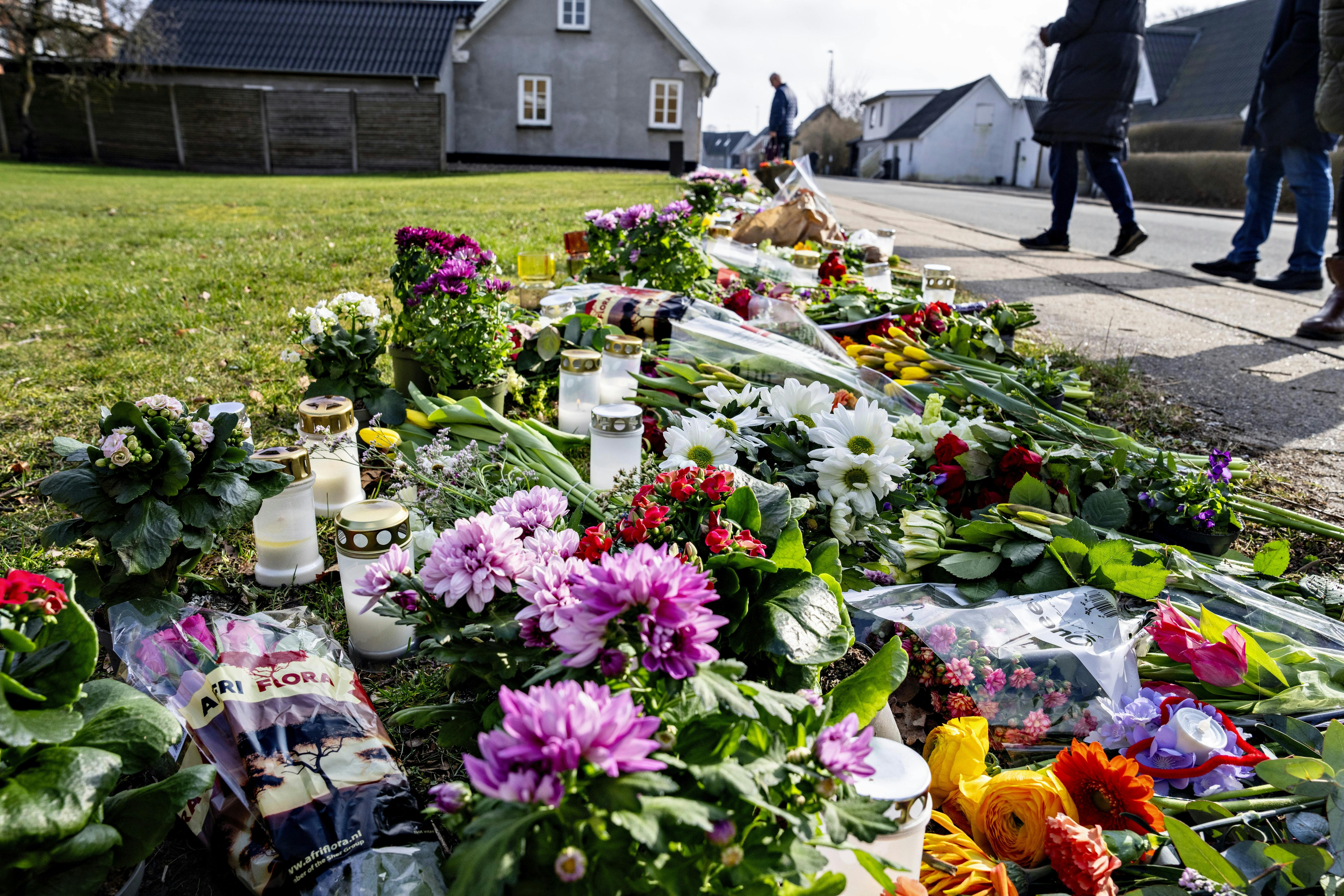 Blomster og lys tæt på gerningstedet ved Hjallerup Varmeværk i Nordjylland onsdag den 13. marts 2024. En 17-årig dreng er anholdt i sag om drab på 13-årig pige mandag i Hjallerup, oplyser politiet.