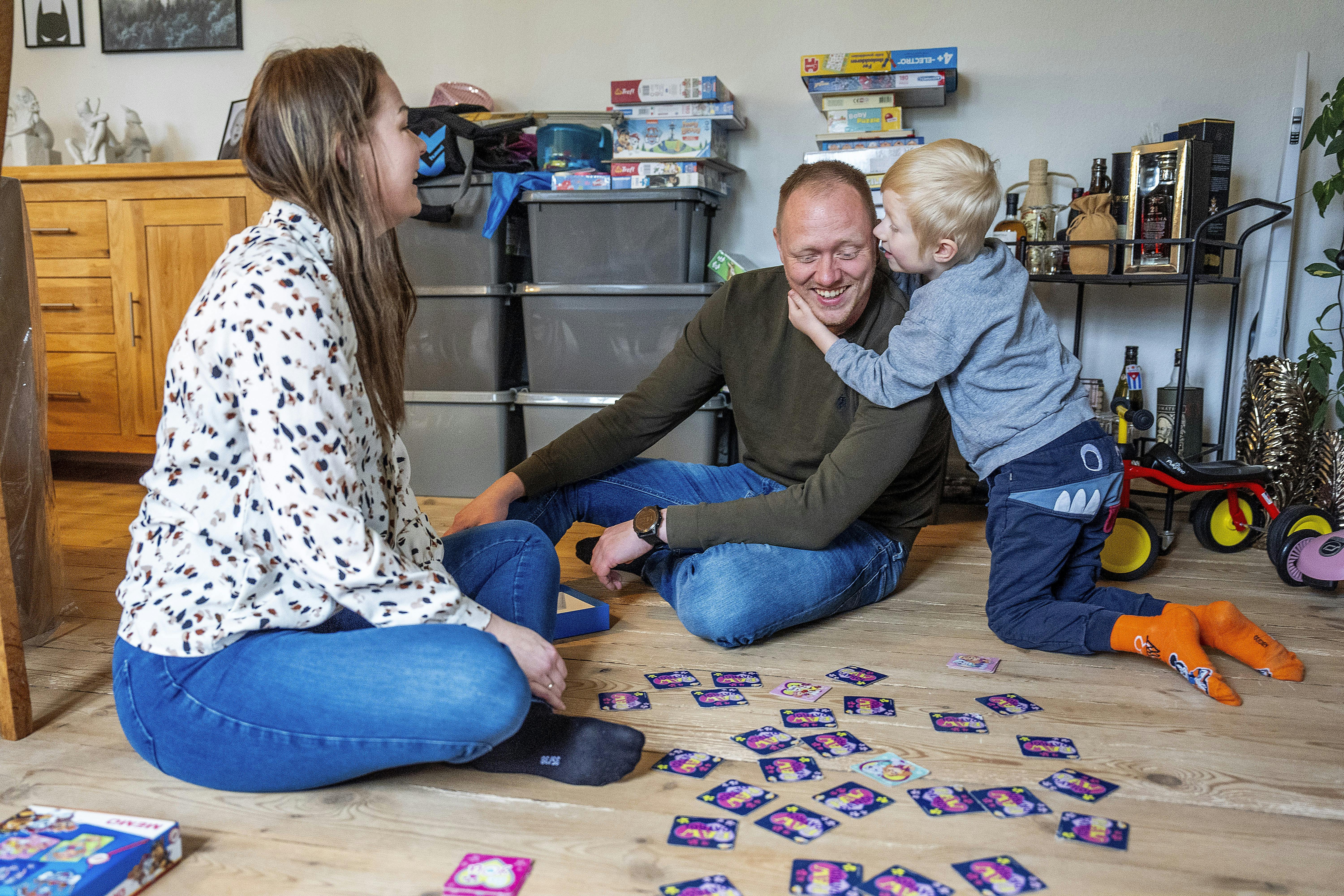 Sirius spiller vendespil med sine forældre.