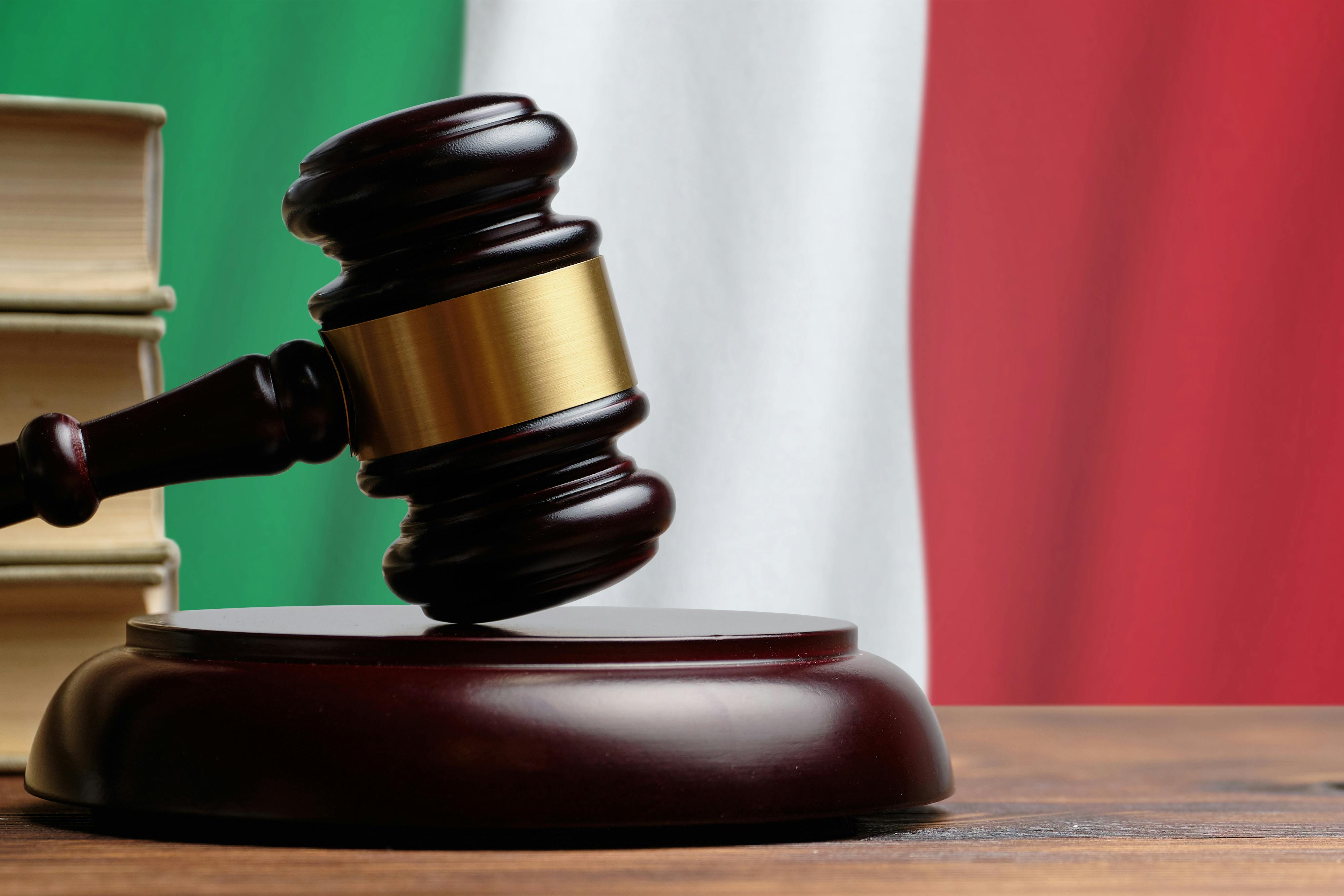 Den dommerhammer foran det italienske flag