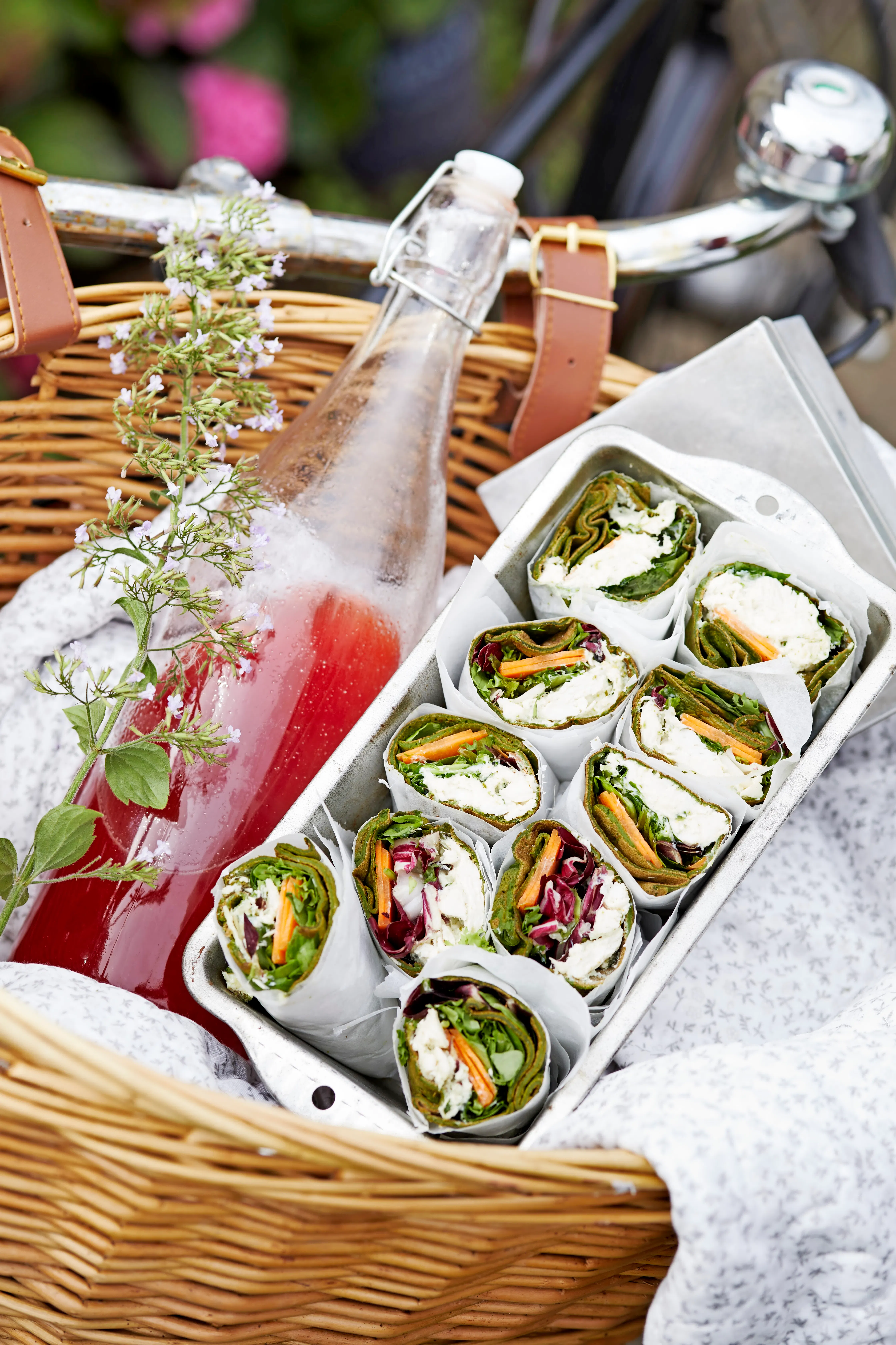 Spinatwraps med kyllingesalat | Ude og Hjemme