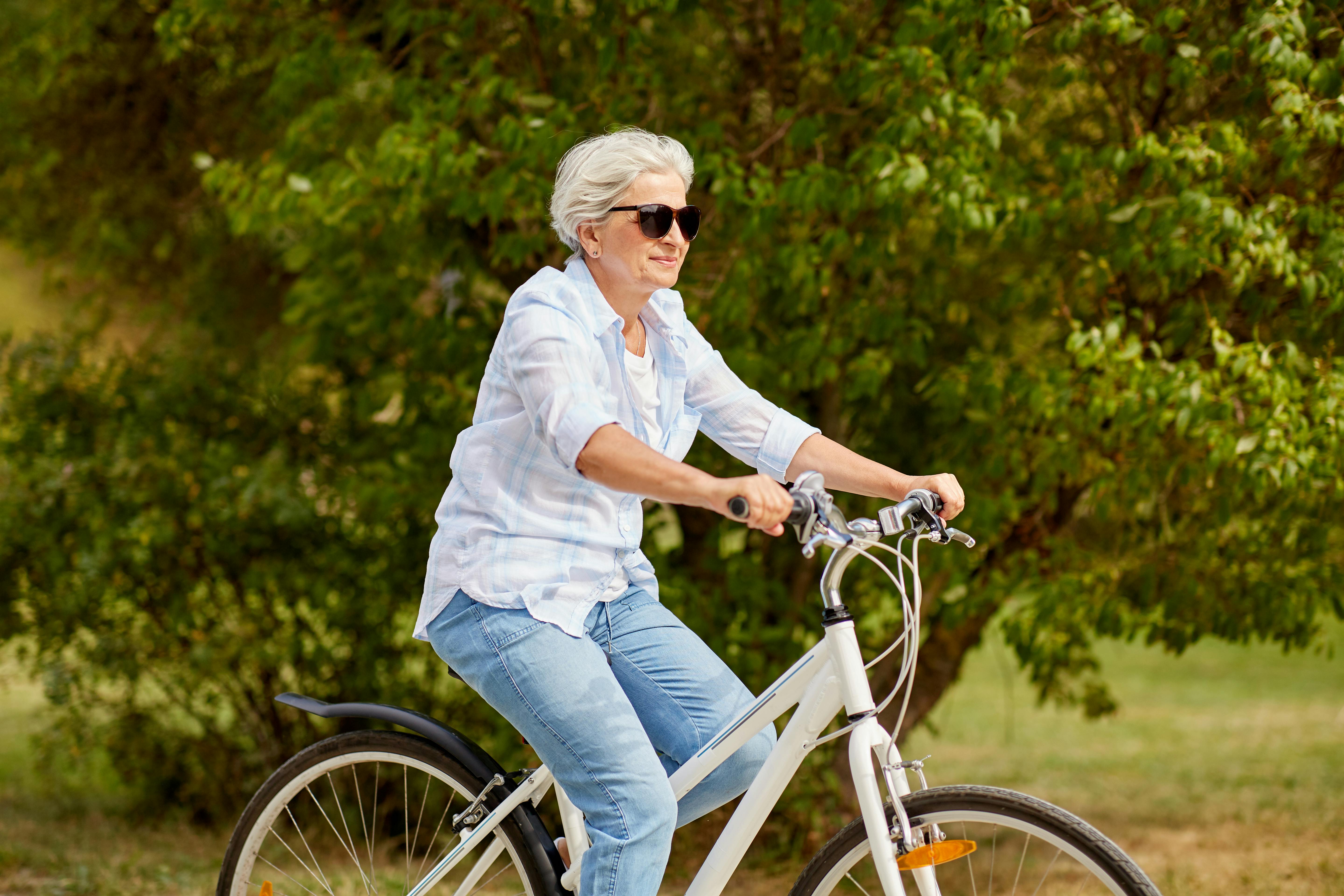 Ældre dame på cykel