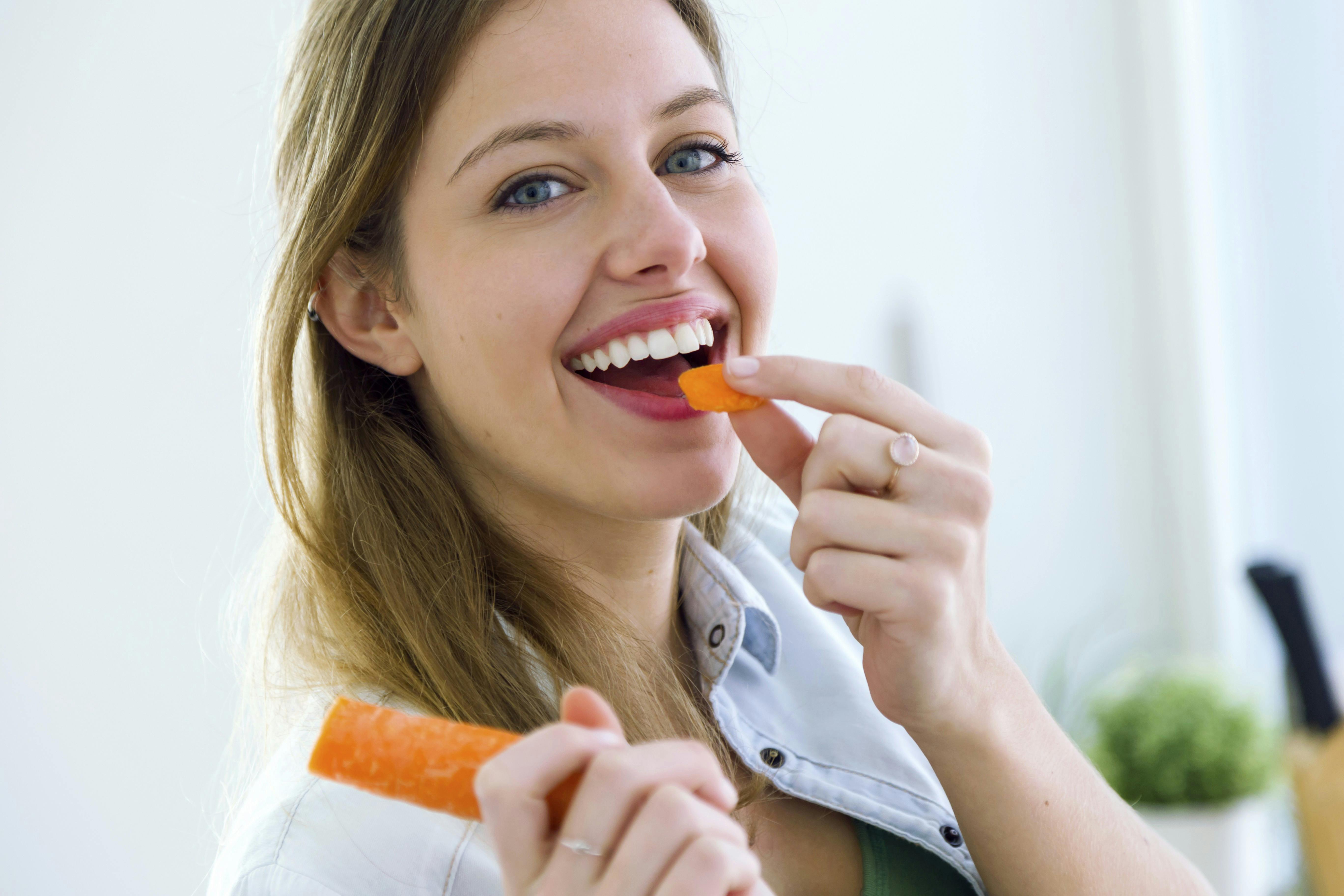 Kvinde der spiser en gulerod