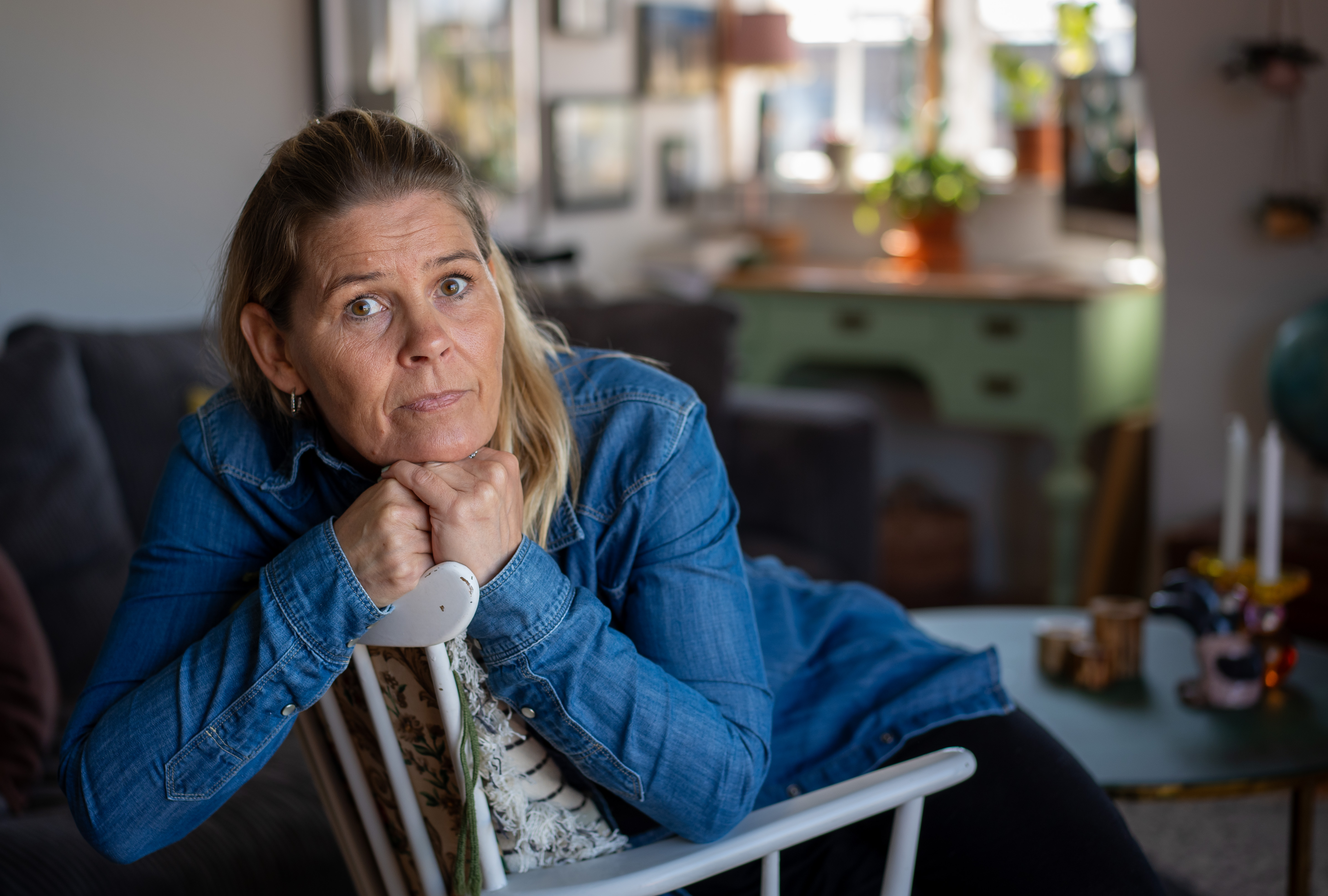 Karina sidder i sin stue