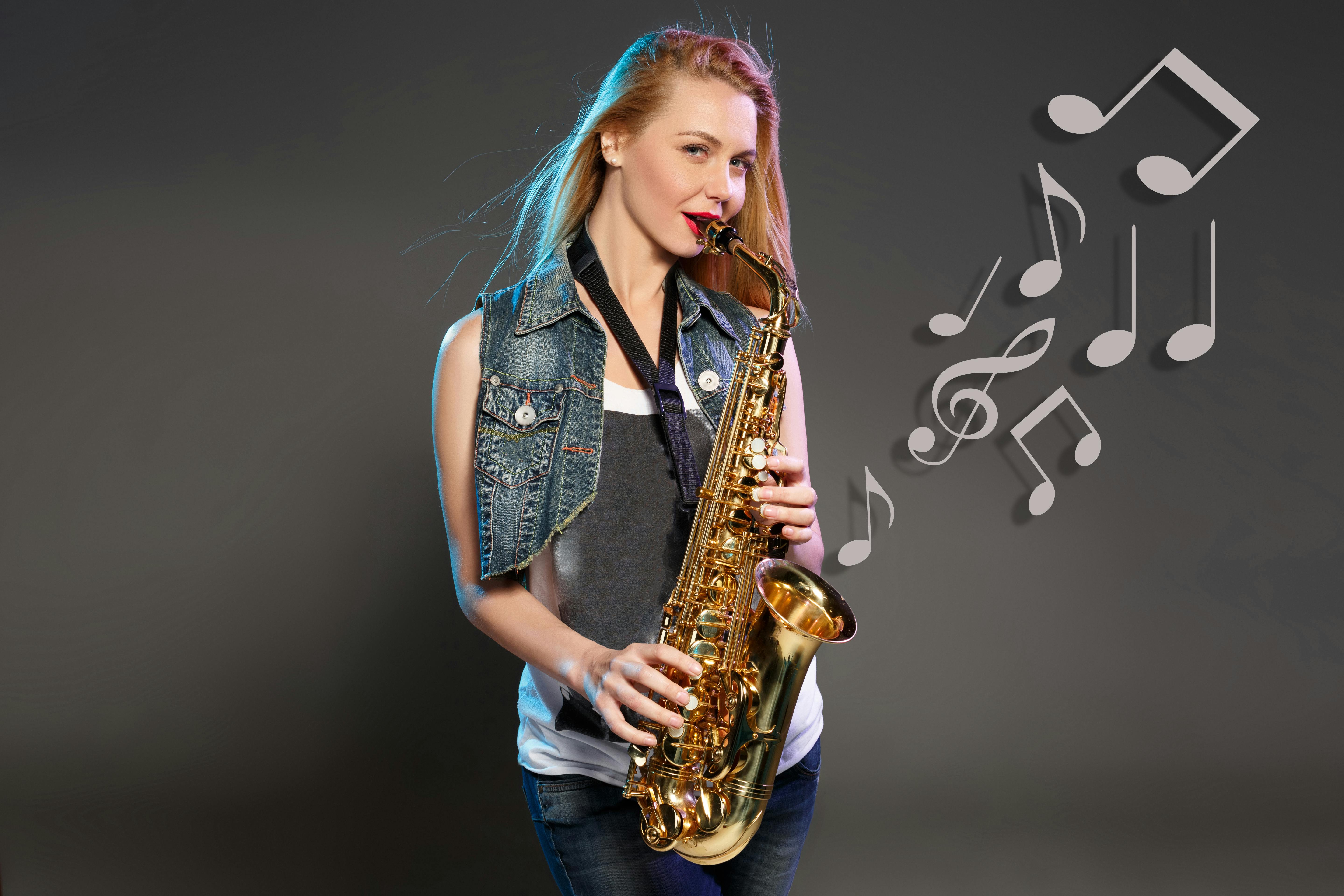 Kvindelig saxofonist.