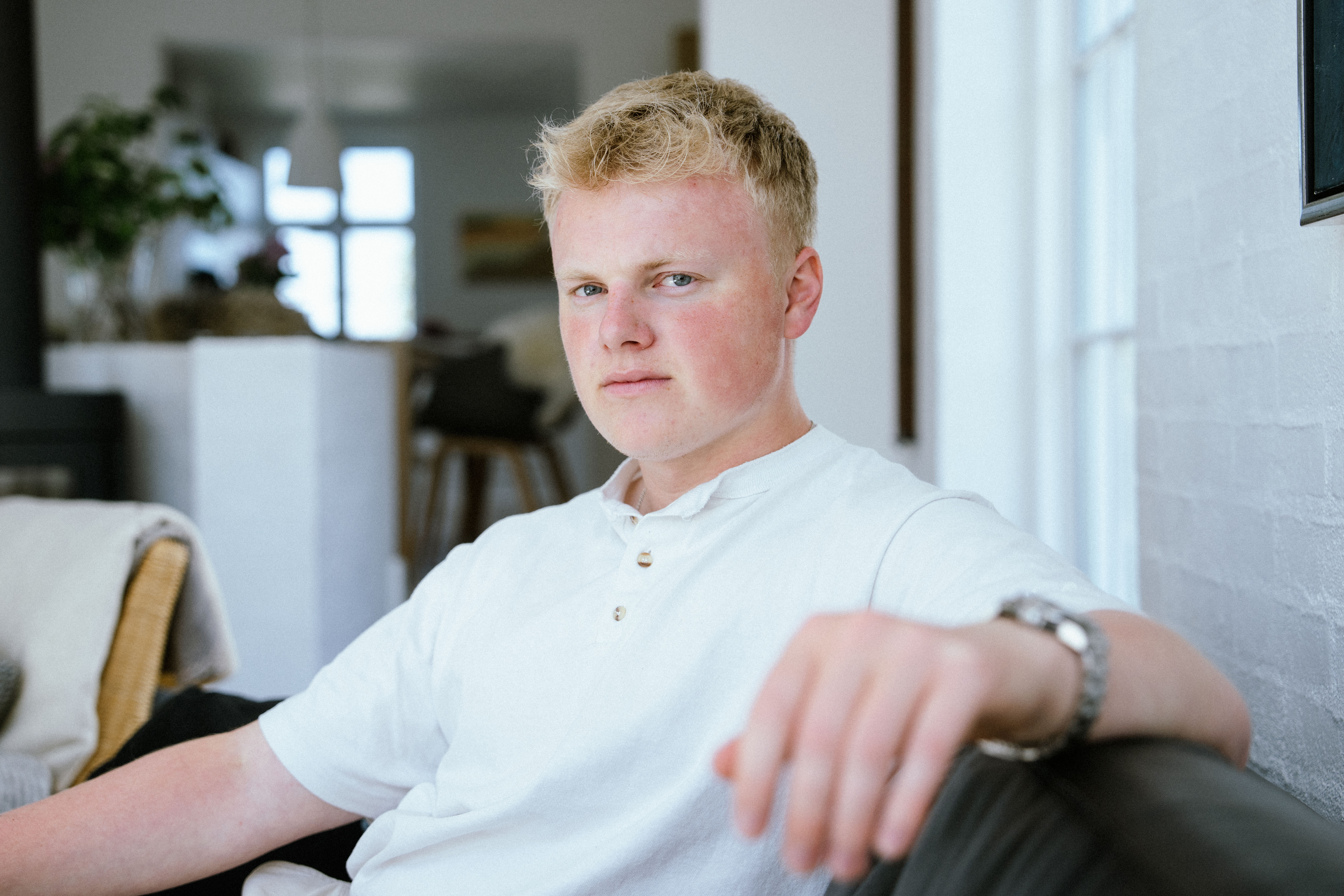 Magnus sidder i sin sofa 