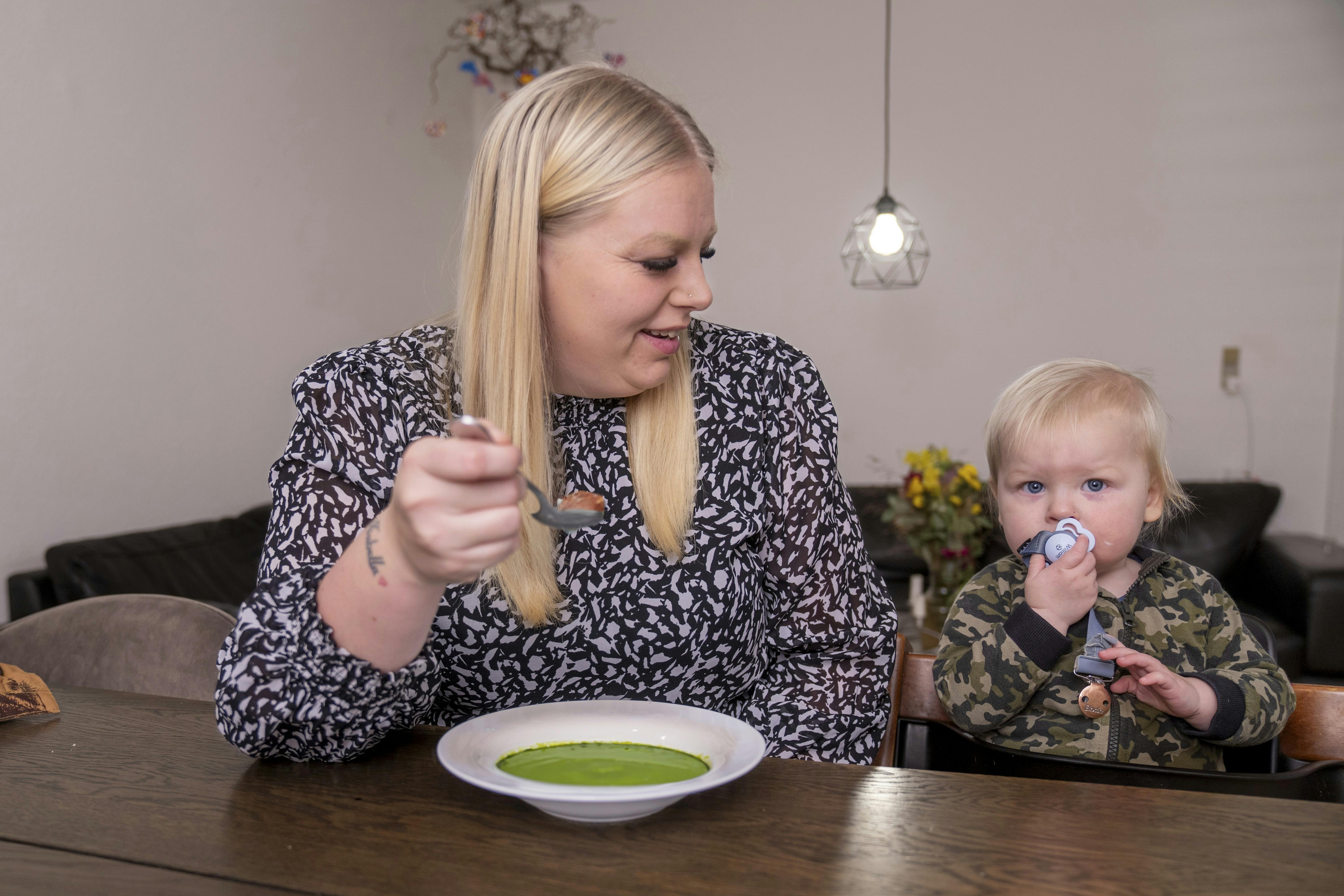 Kamilla lavede en ekstra portion suppe til sine børn, som var vilde med den. Her sidder Kamilla sammen med sønnen William på et år.