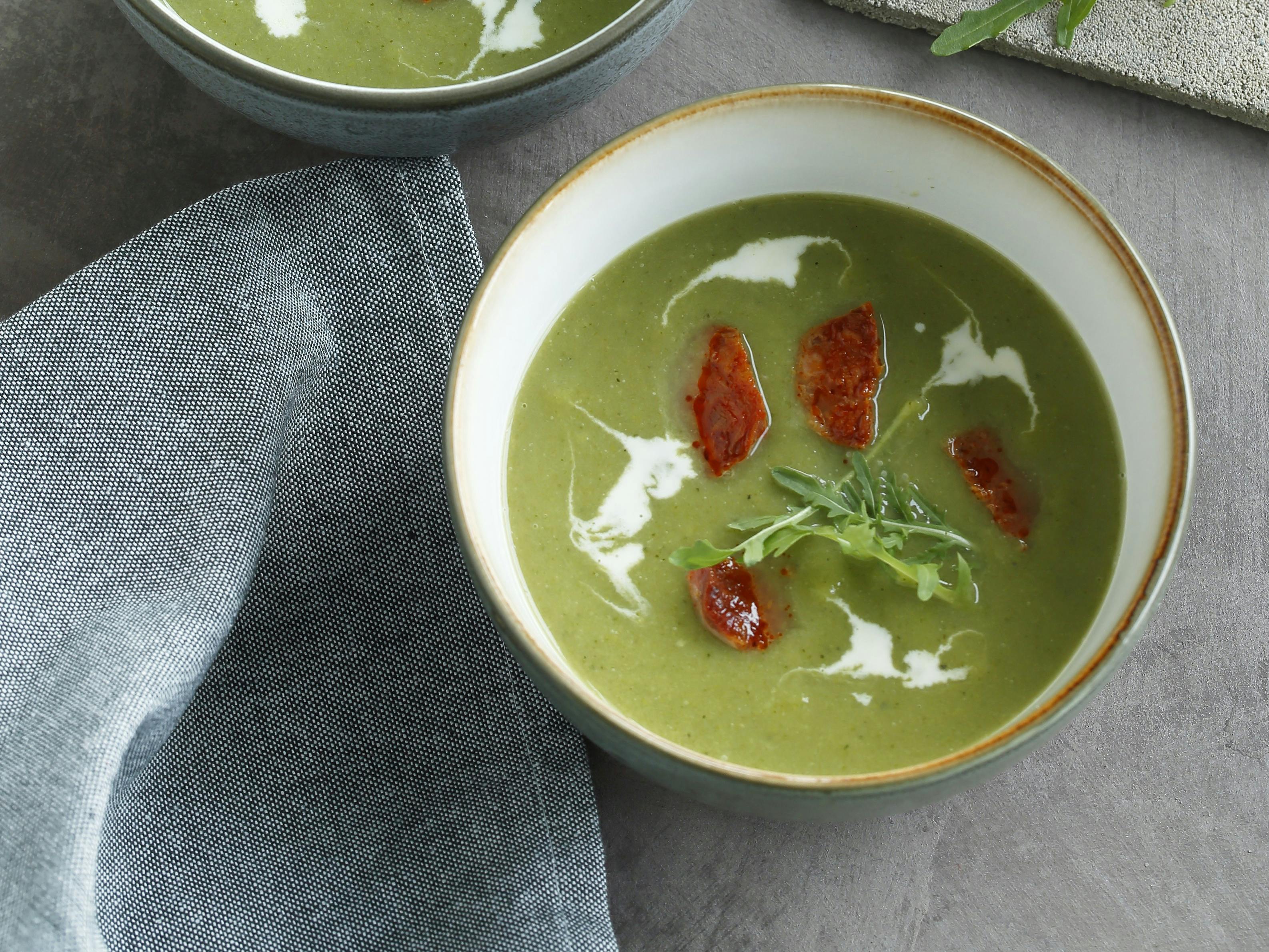 Broccolisuppe anrettet i skåle.