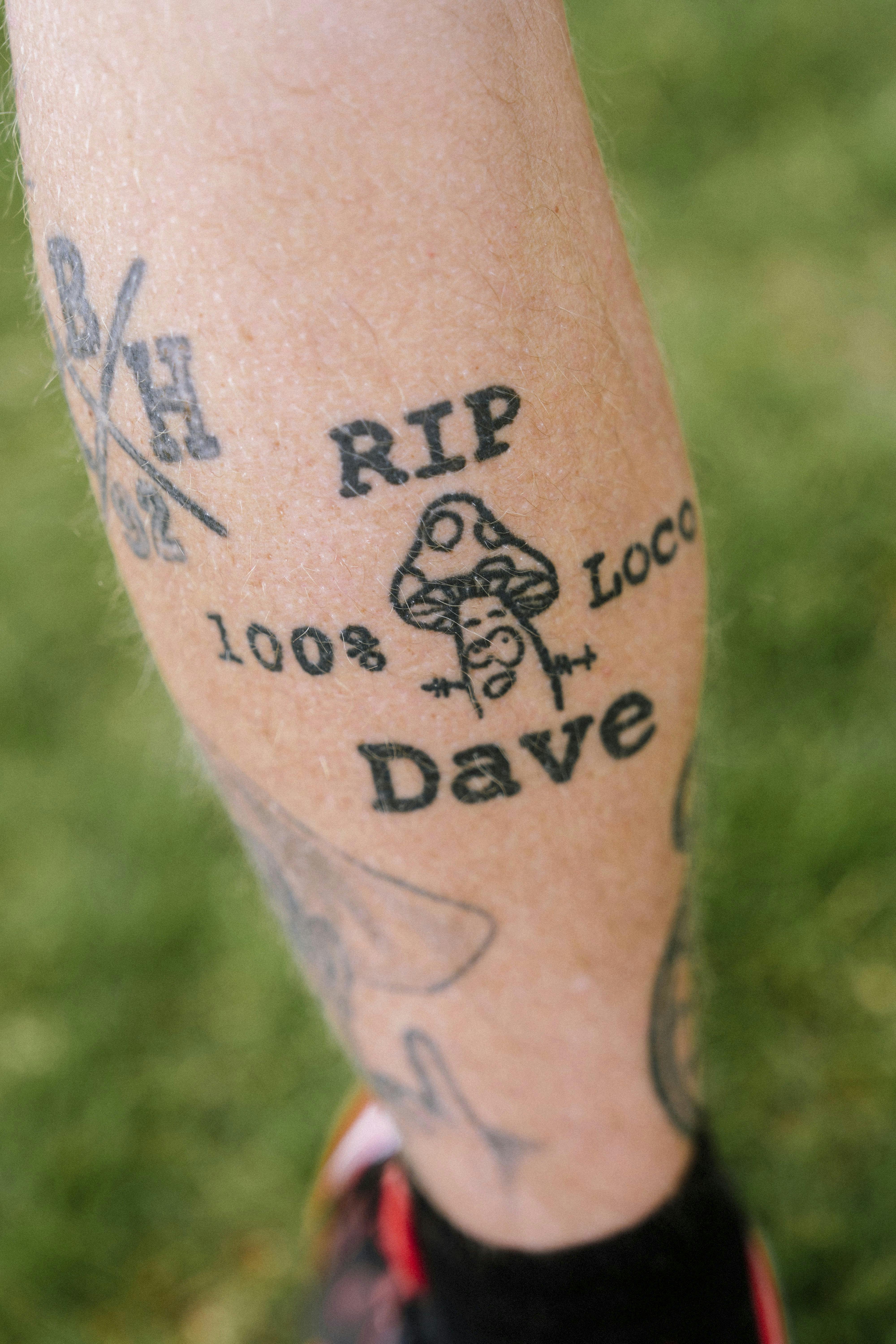 Patricks tatovering på læggen "RIP Dave". 