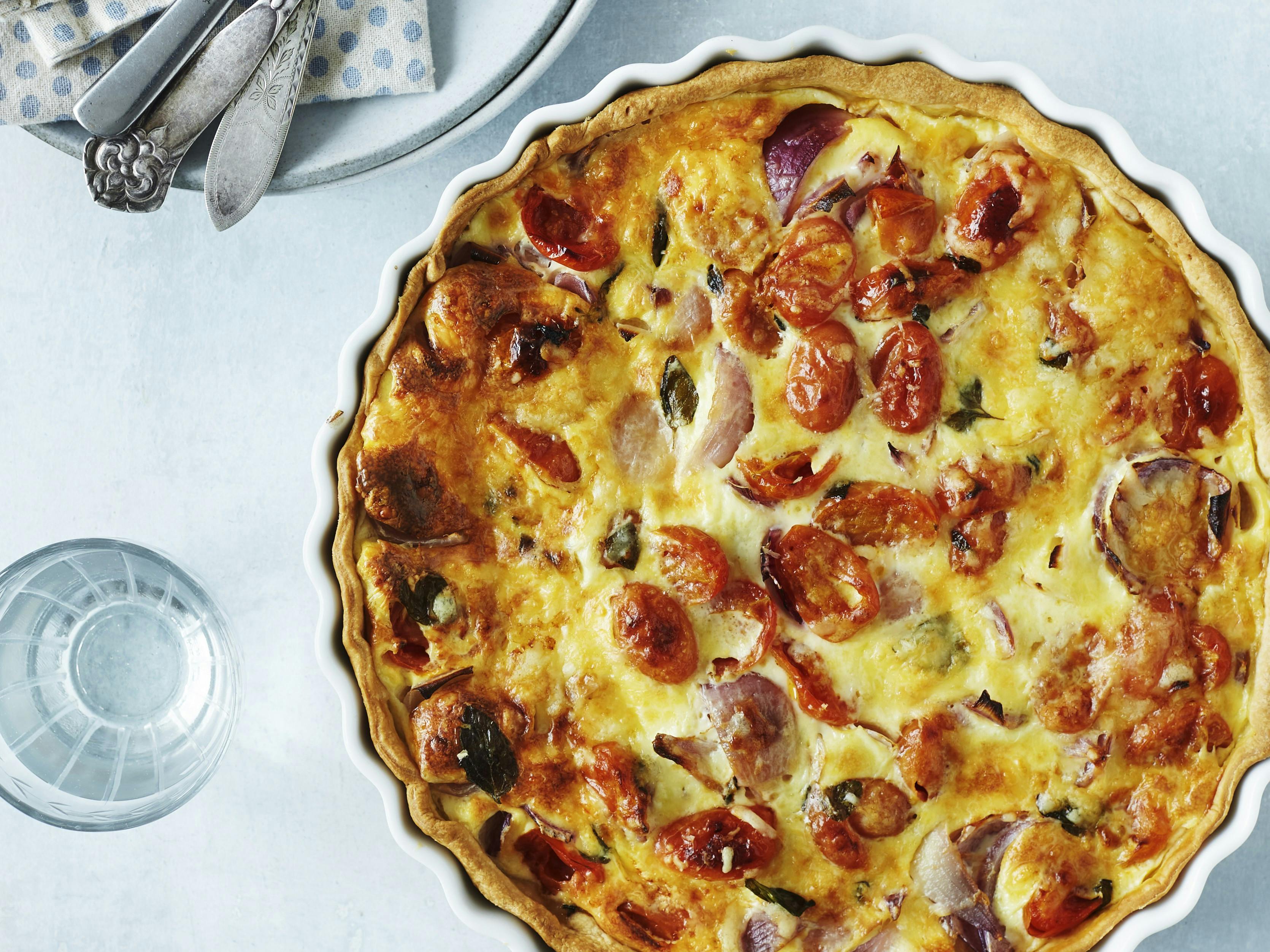 Løgtærte med bagte tomater