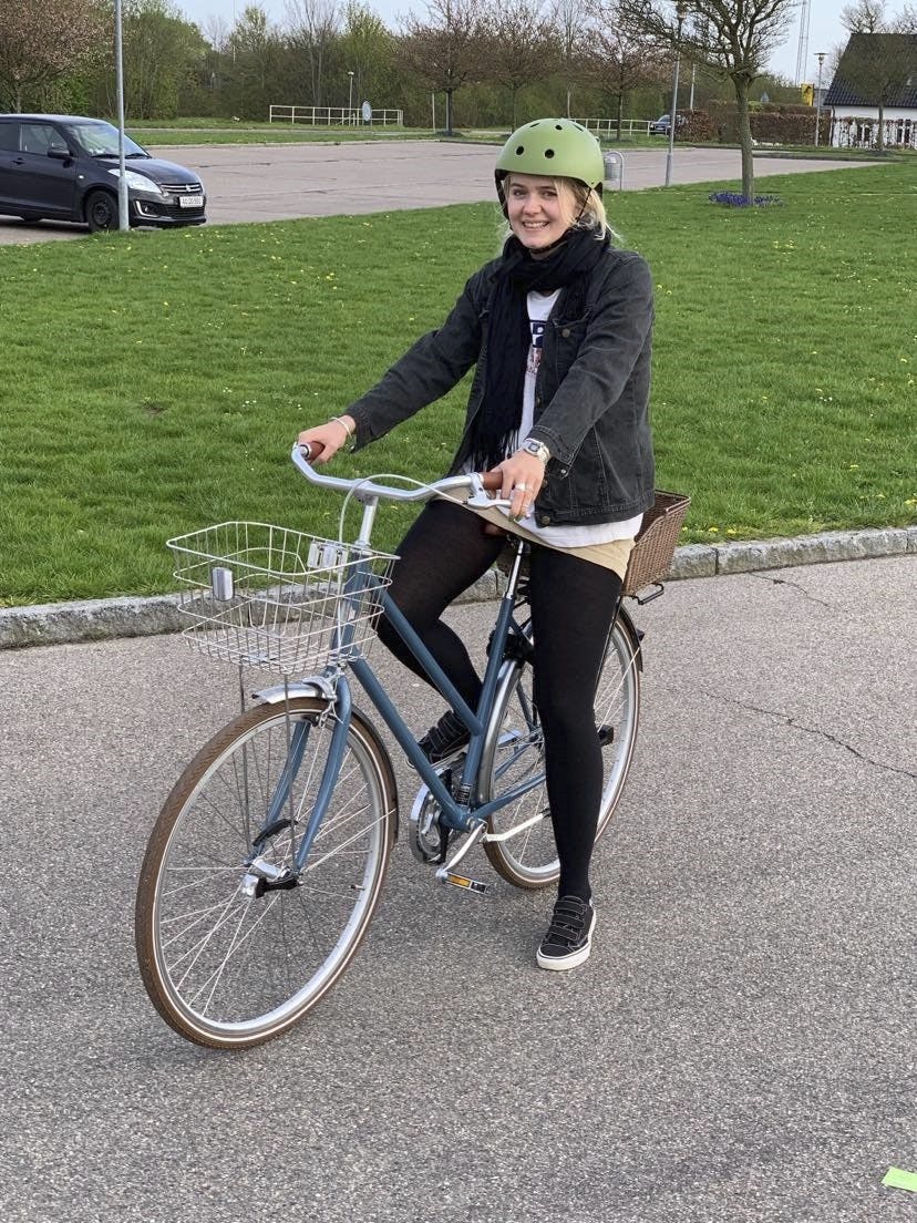 Julie Bøggild på cykel.