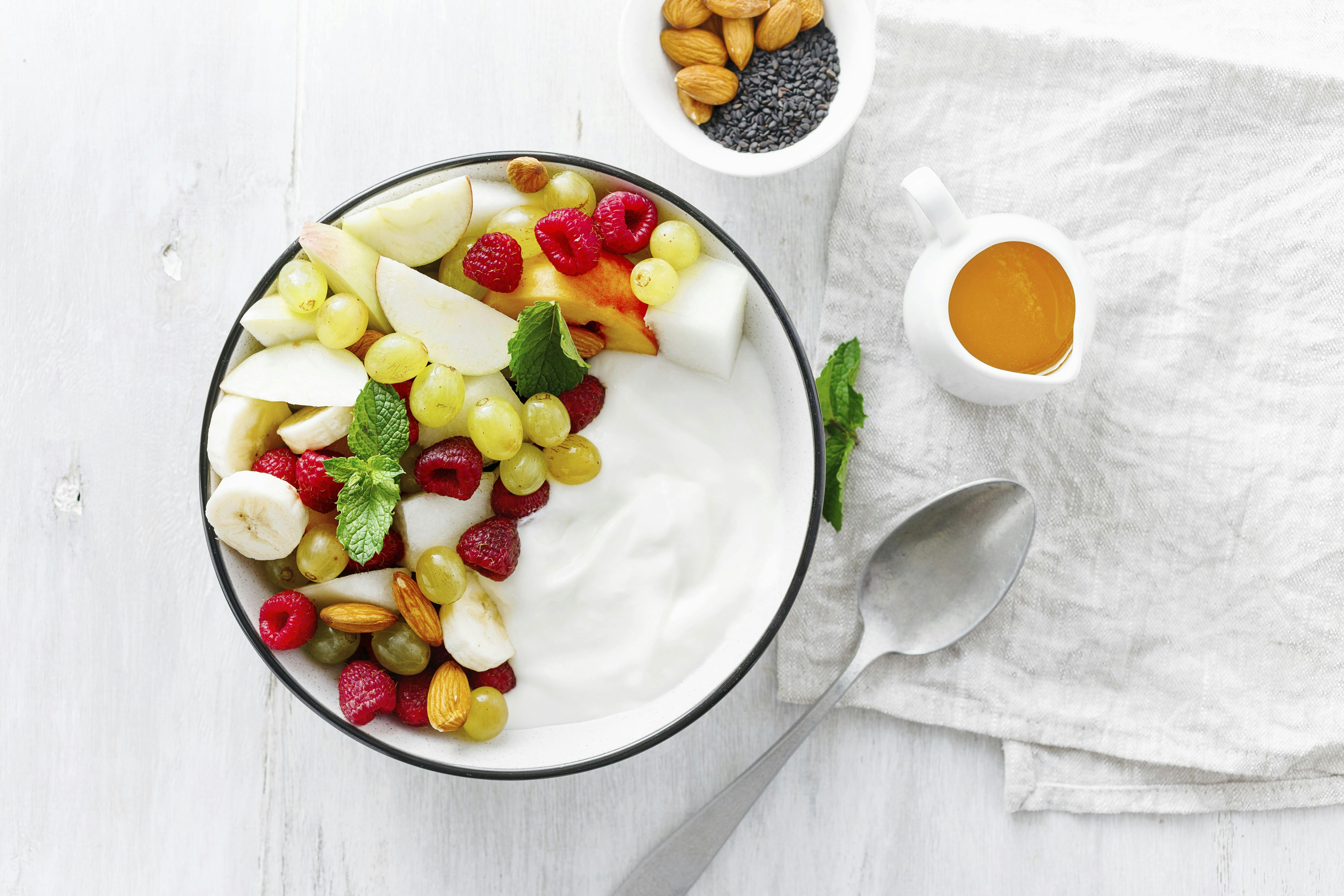 Yoghurt med frugt på toppen. 