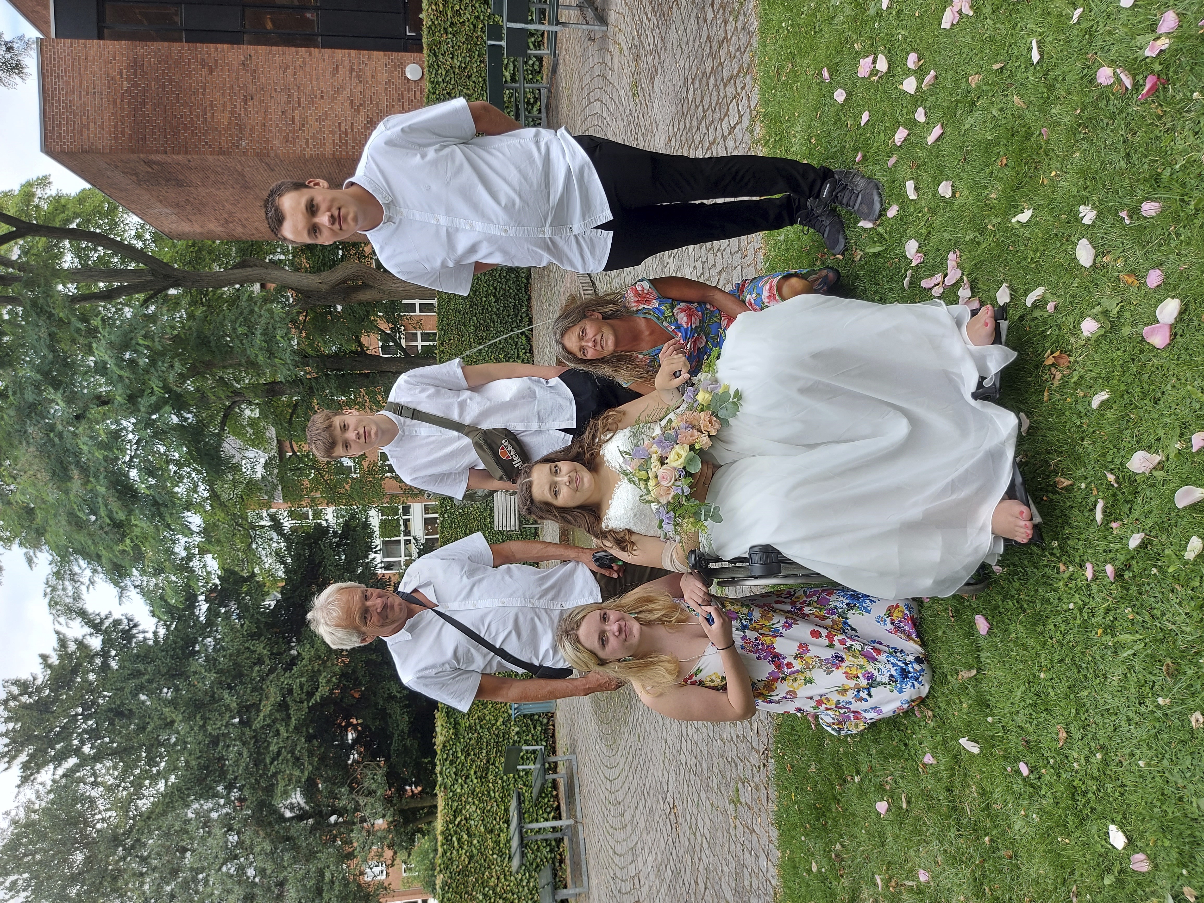 Julie Mitzie Arup hougaard sammen med sin familie på deres bryllupsdag.
