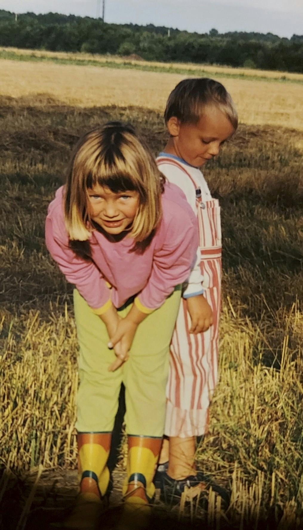 Julie som barn med sin ældste bror.