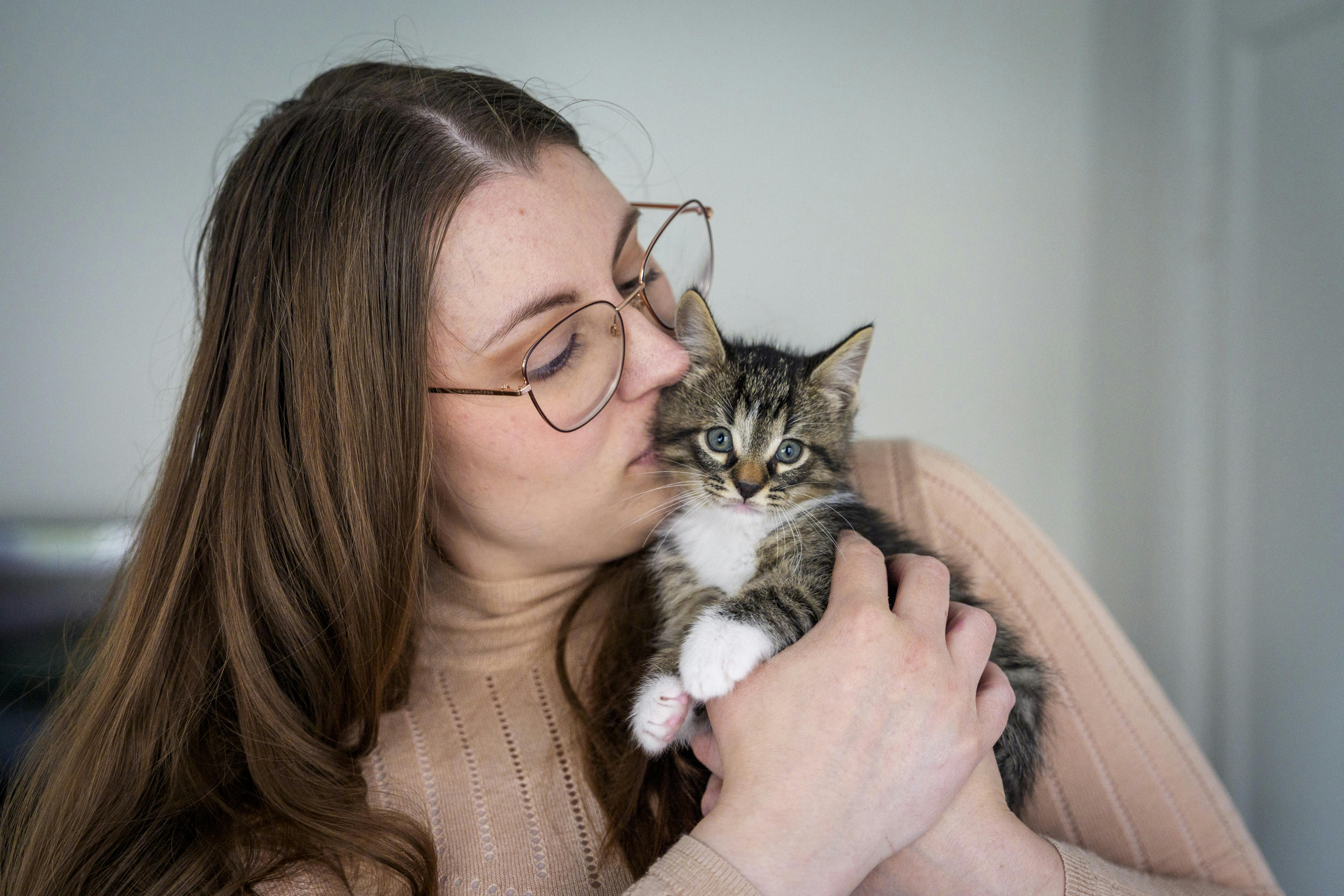 Josefine giver en af kattekillingerne et kys 