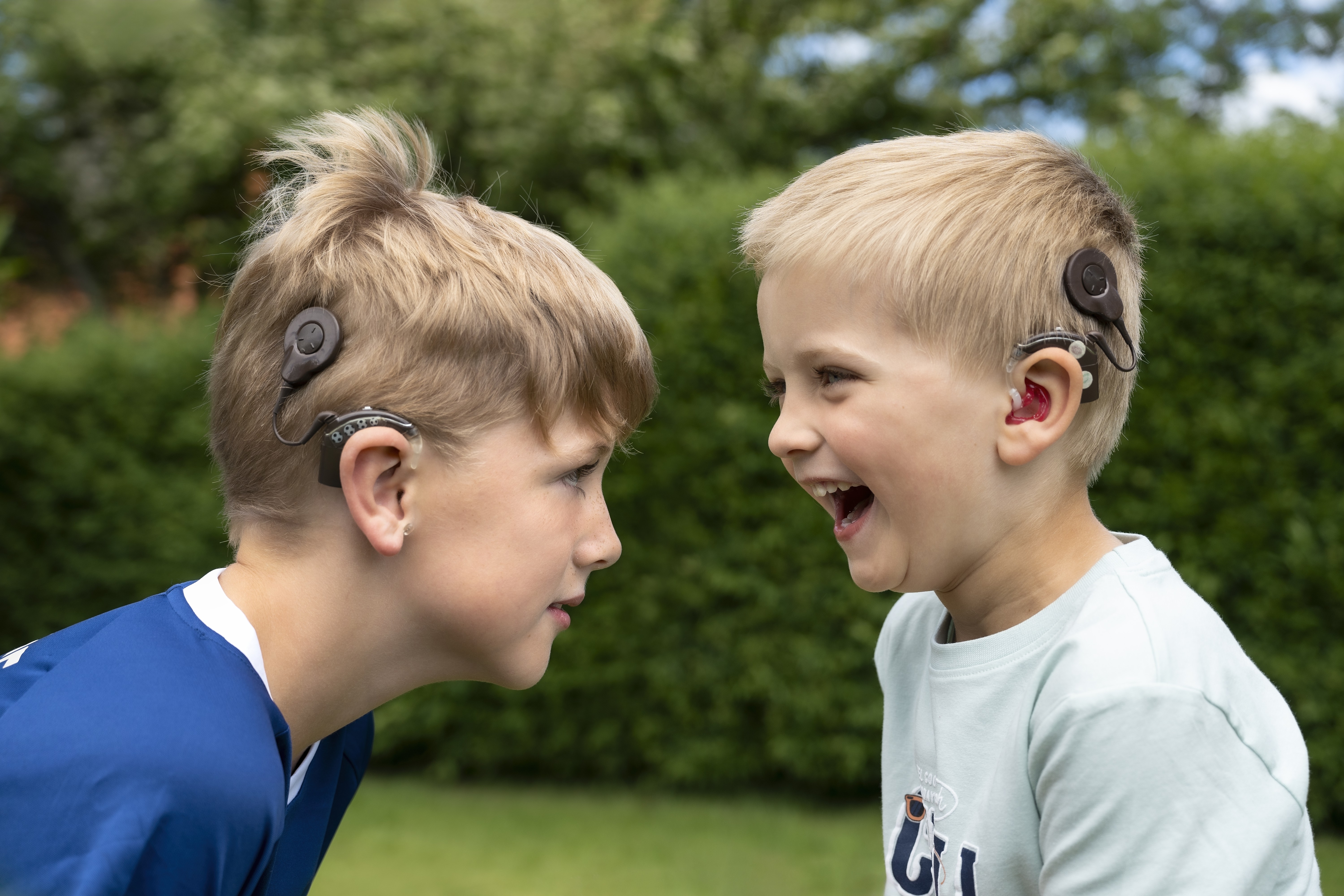 De to døve brødre Oscar og Marius der griner sammen 