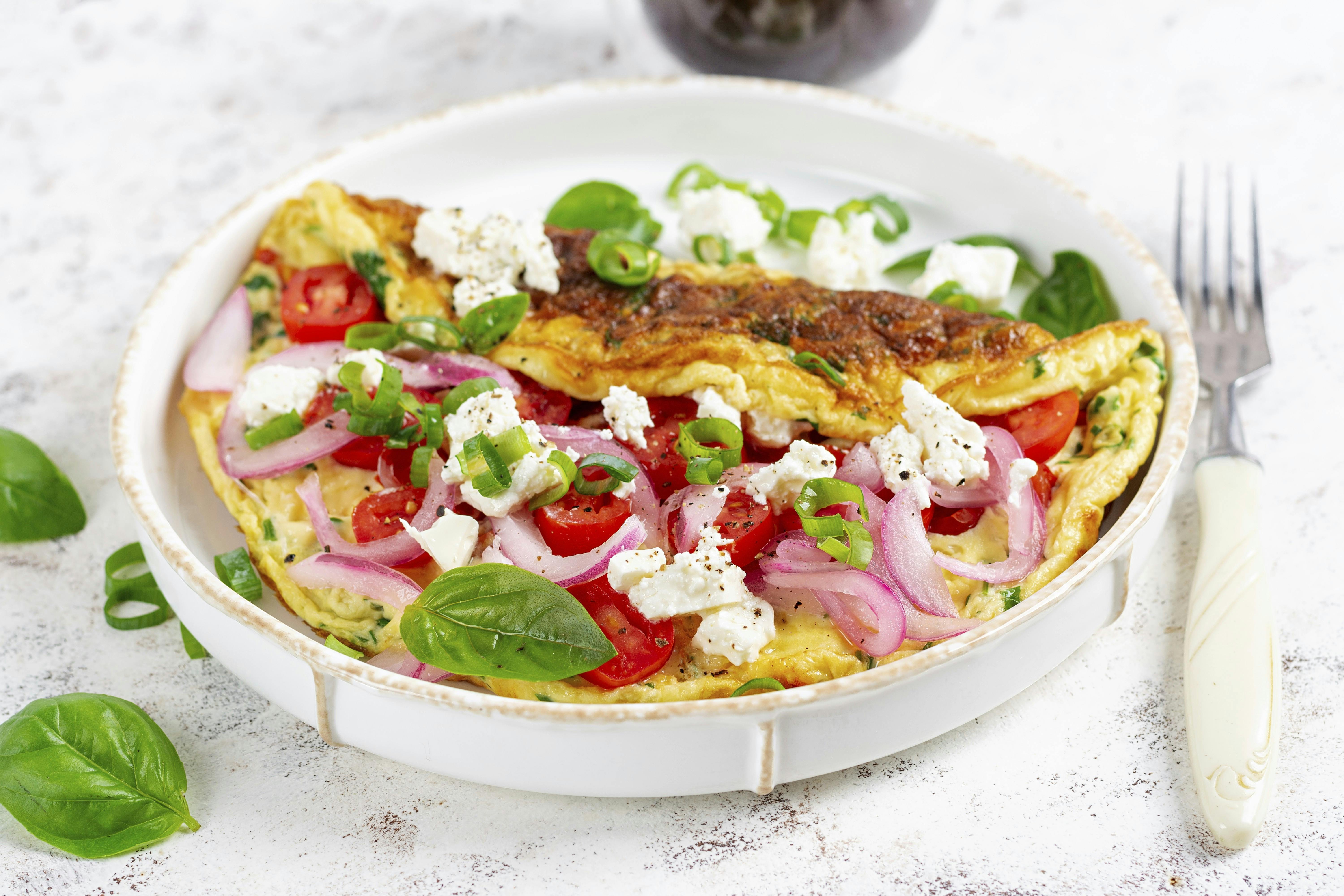 Omelette med feta og tomater. 