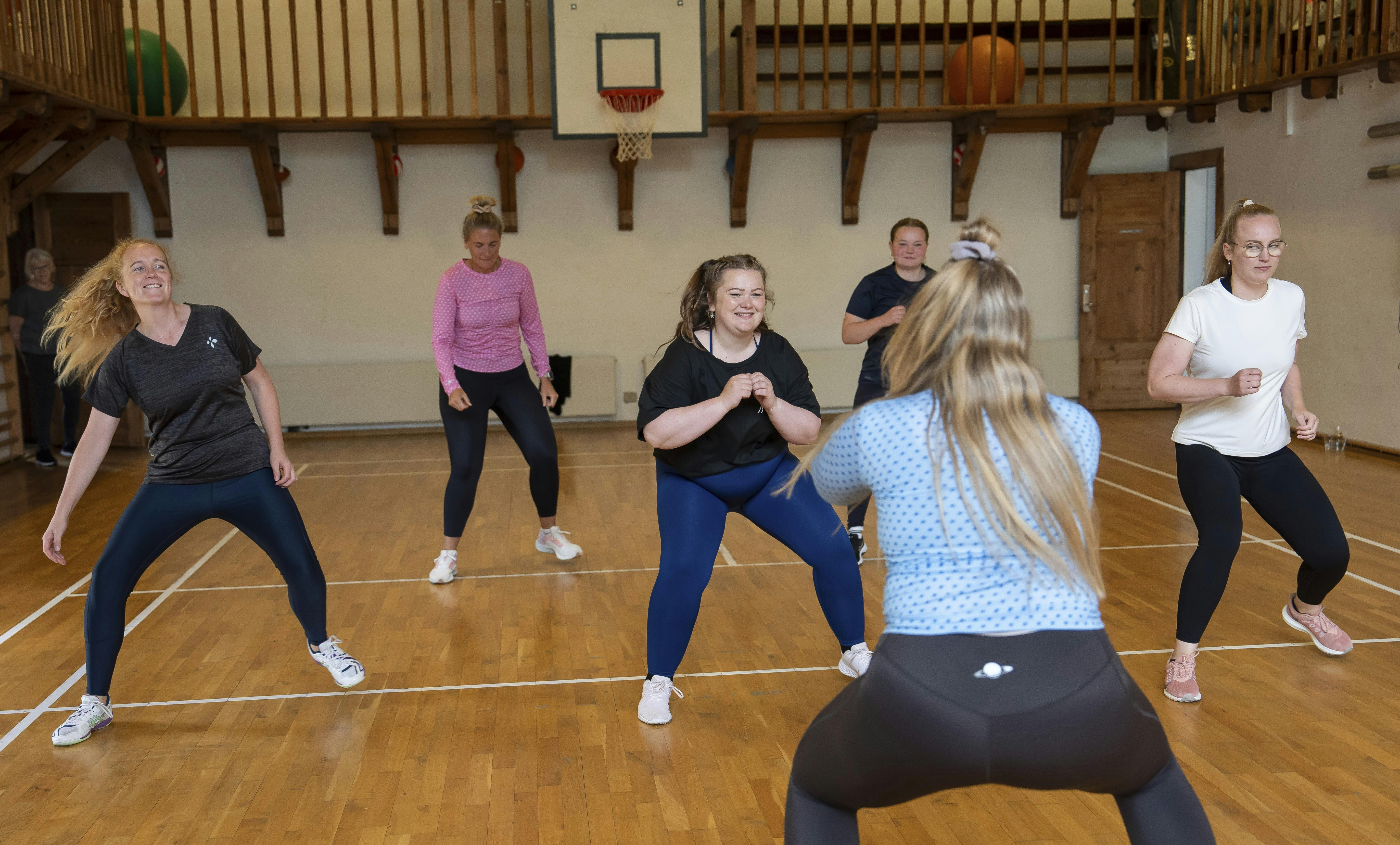 Pernille Høybye Jensen er på Ubberup Højskole, hvor der er masser af træning på skemaet. Her træner Penille i gymnastiksalen.