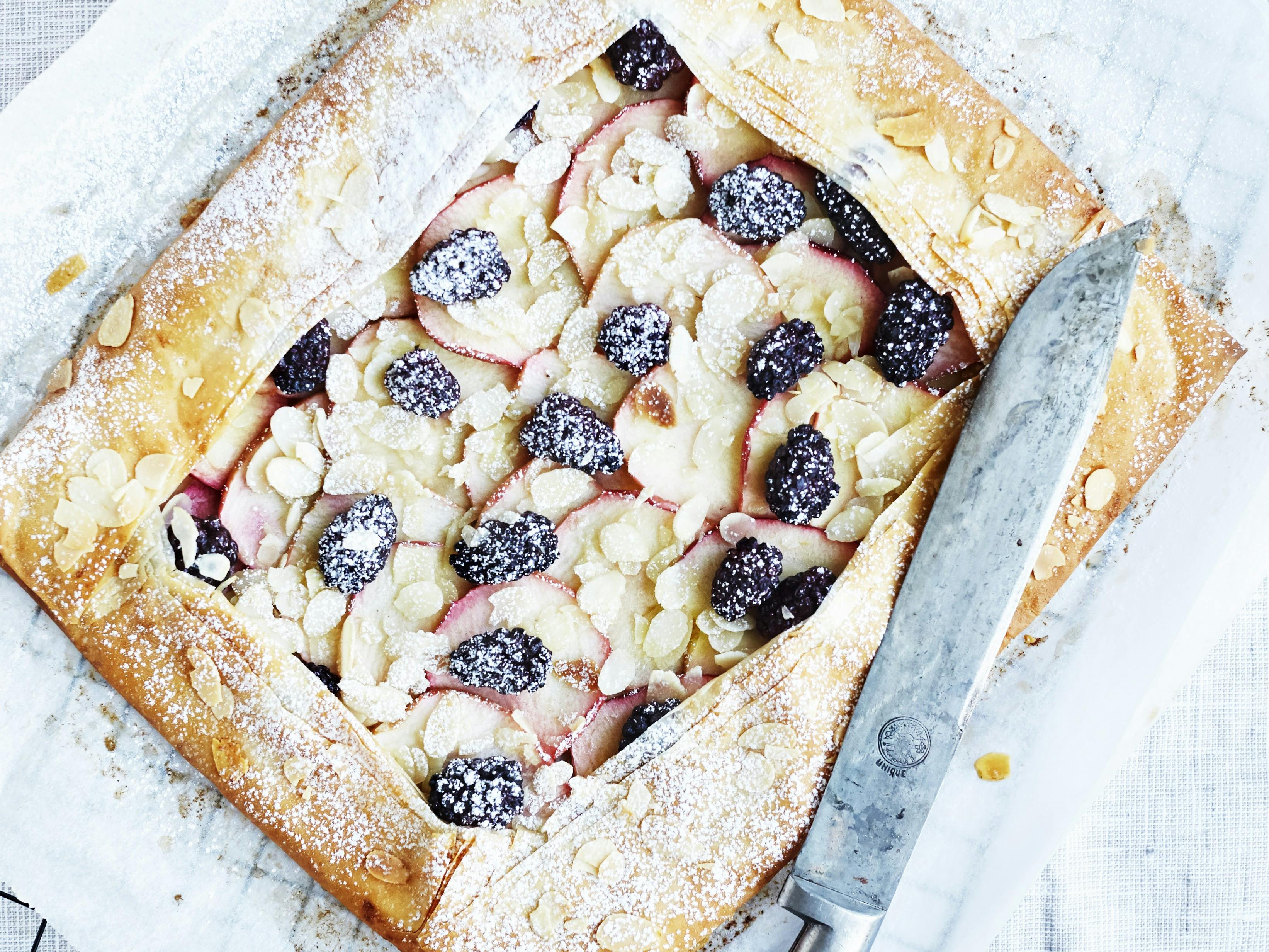 Fillotærte med æble og brombær