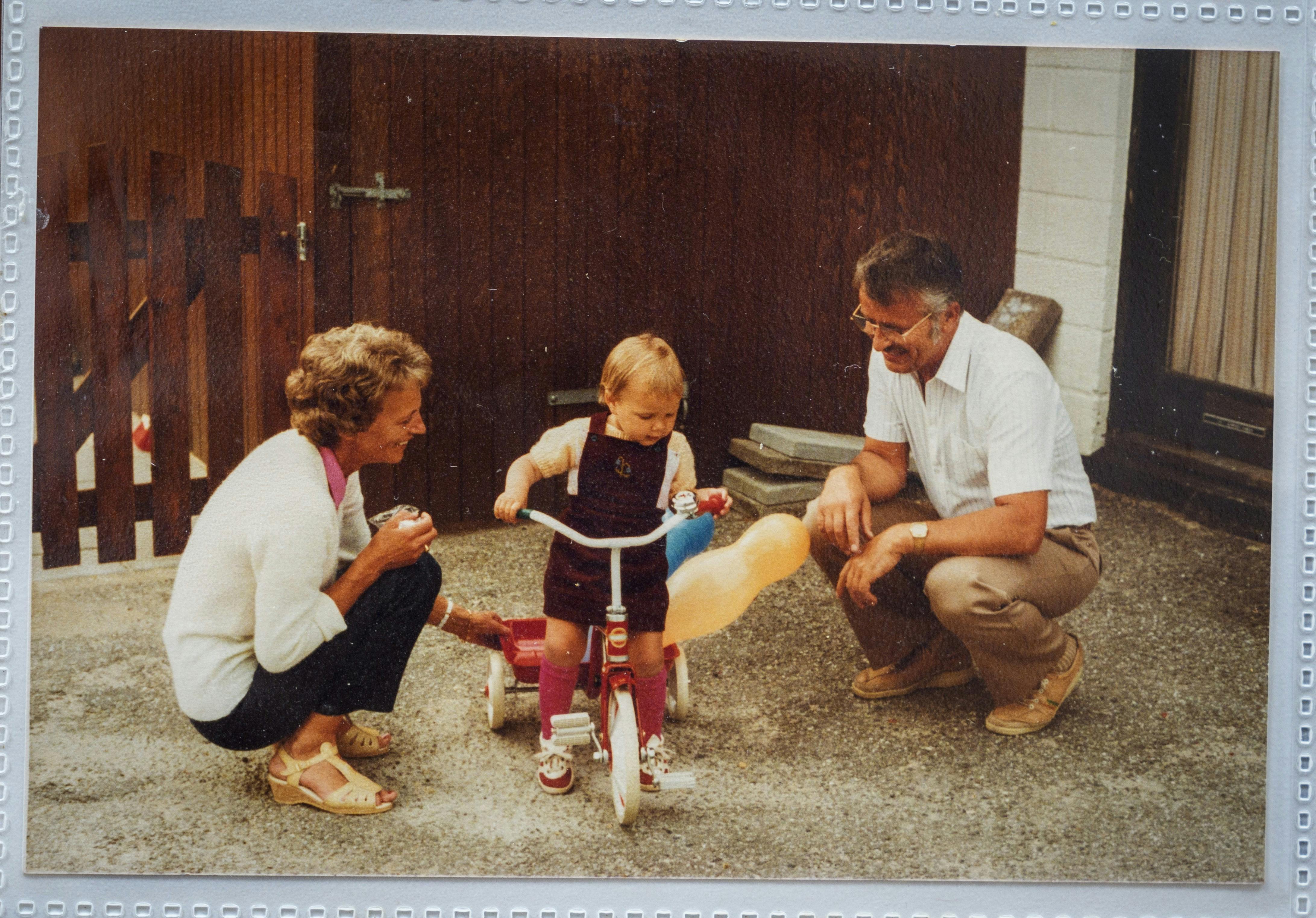 Monica sammen med sin mormor og morfar, da hun var en baby. 