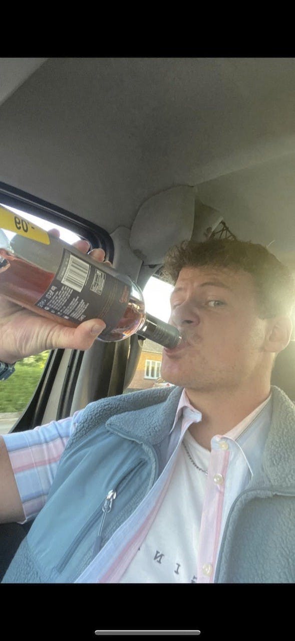 Jonas Køppen imens han drikker alkohol. 