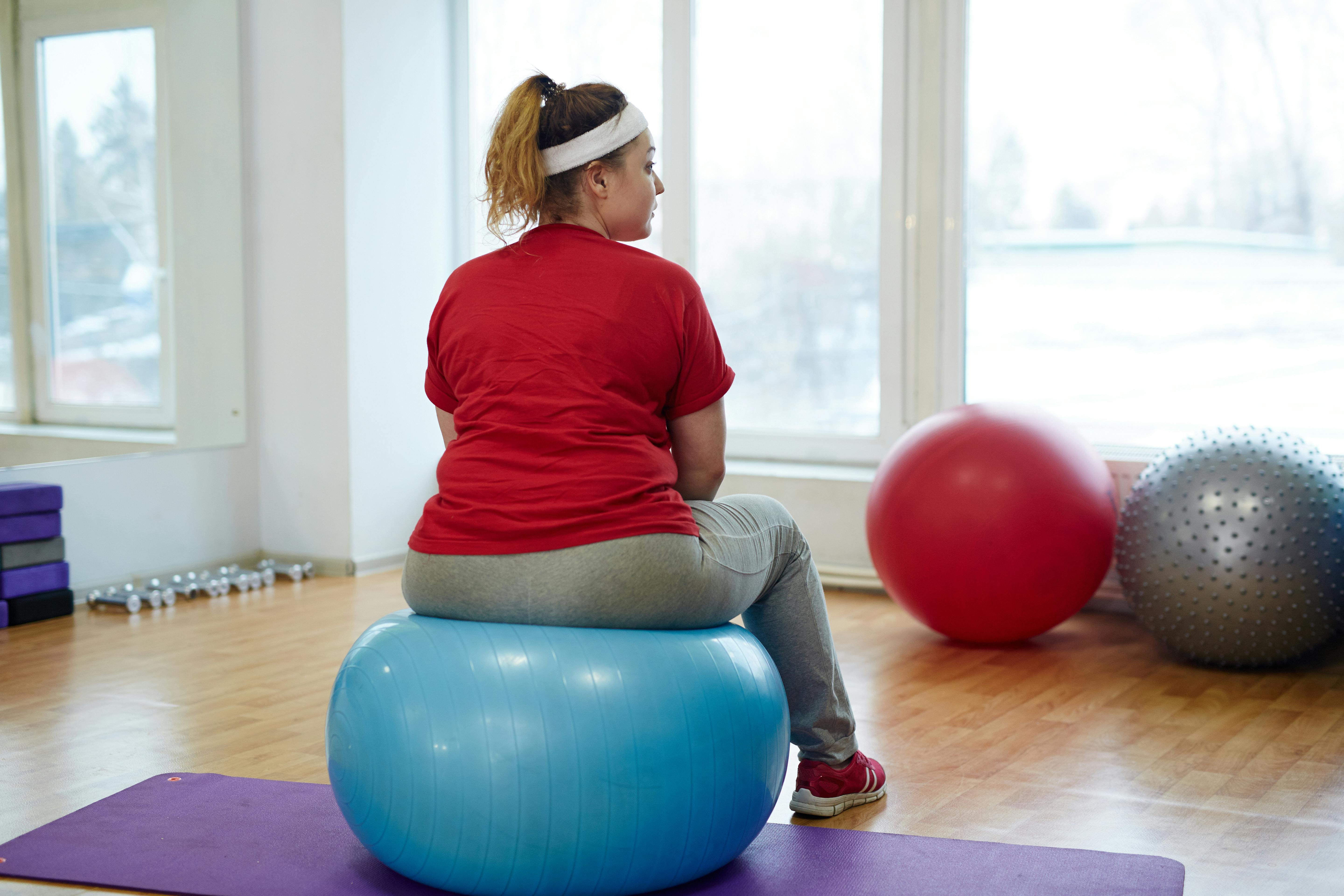 Overvægtig kvinde på gymball