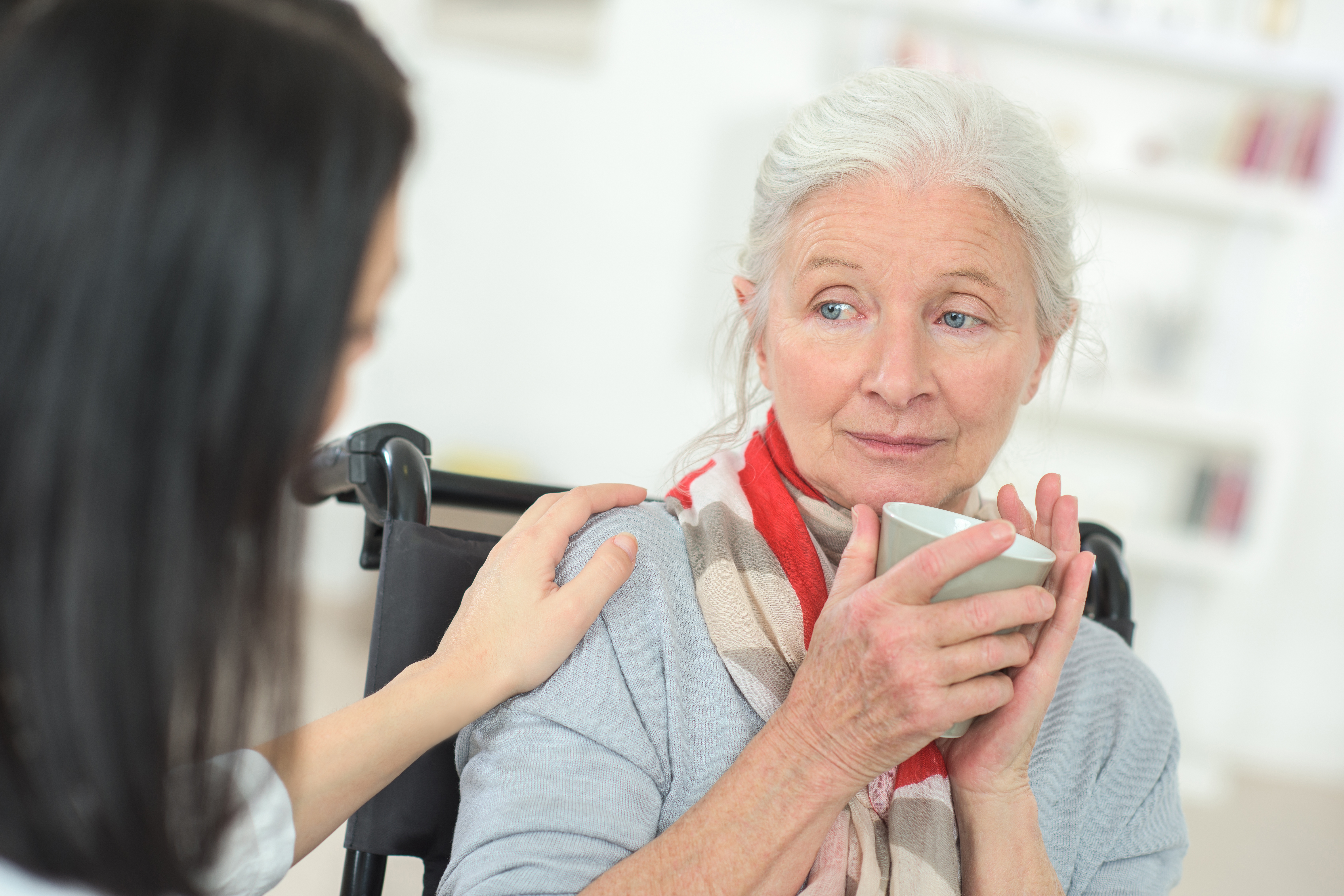 Ældre kvinde i kørestol