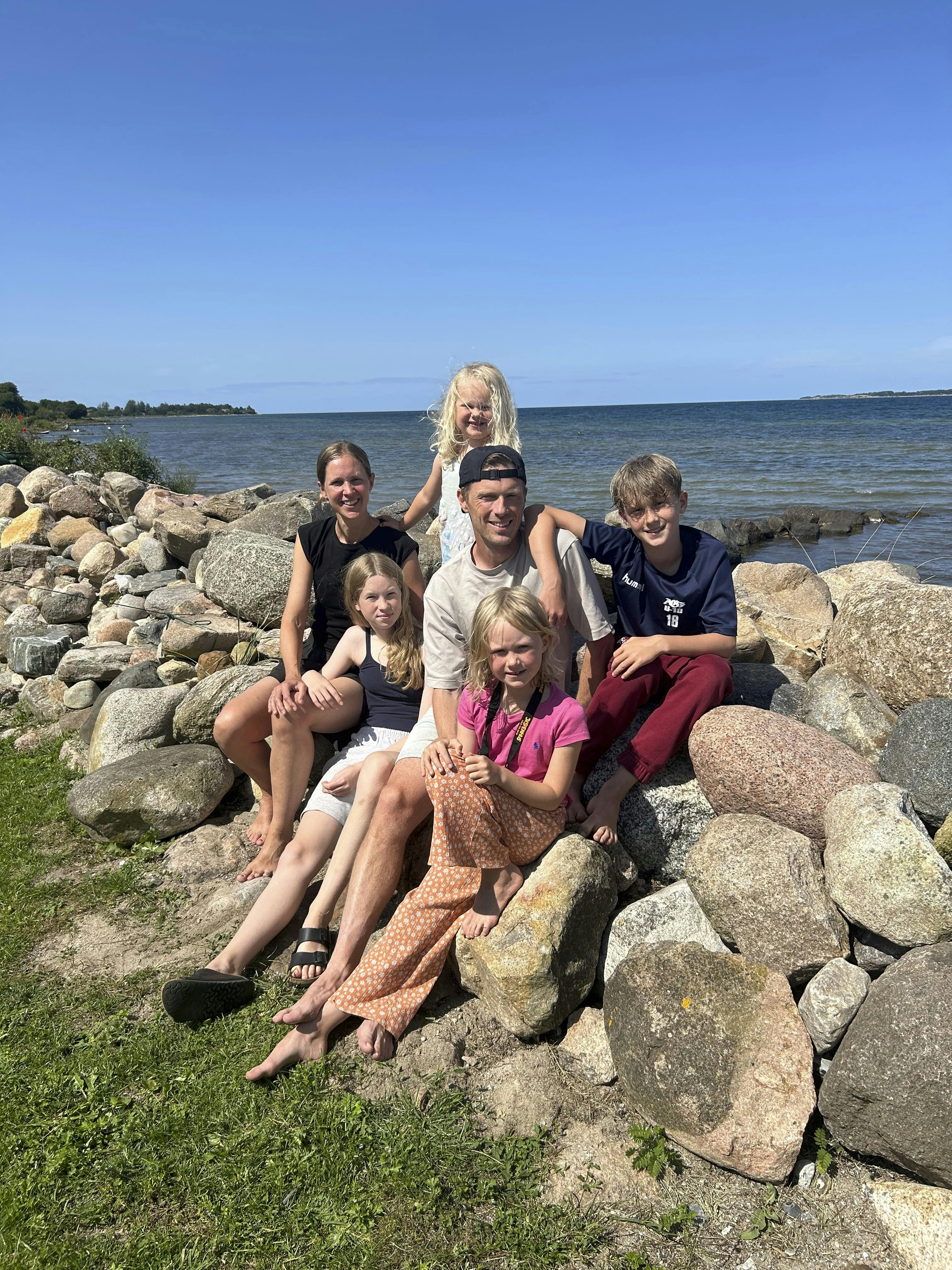 Familien Døssing Frost fra København. Julie (40) og Mads (41) med børnene Nora (12), Klara (6), Naja (4) og Leo (12).