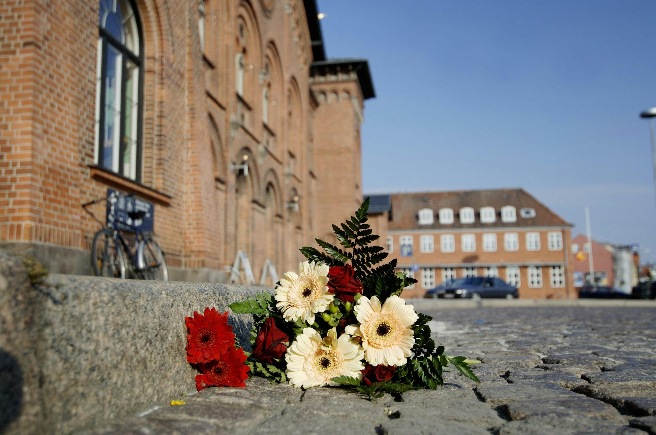 Æresdrabet på Ghazala Khan. Et nygift par blev skudt af brudens bror dagen efter deres bryllup. Mordene skete på Slagelse Banegård. Her er der lagt blomster på gerningsstedet.