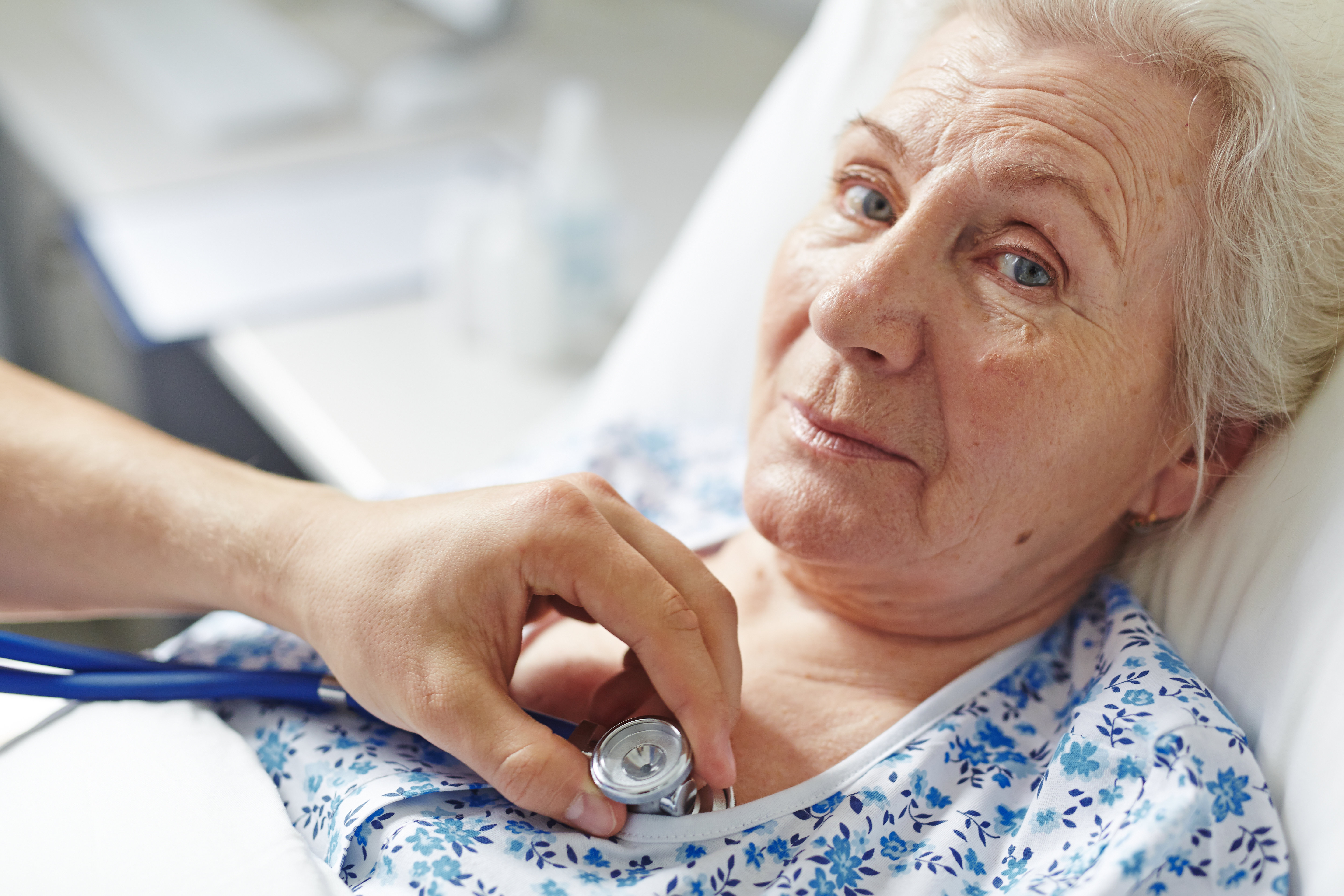 Ældre kvinde i sygeseng