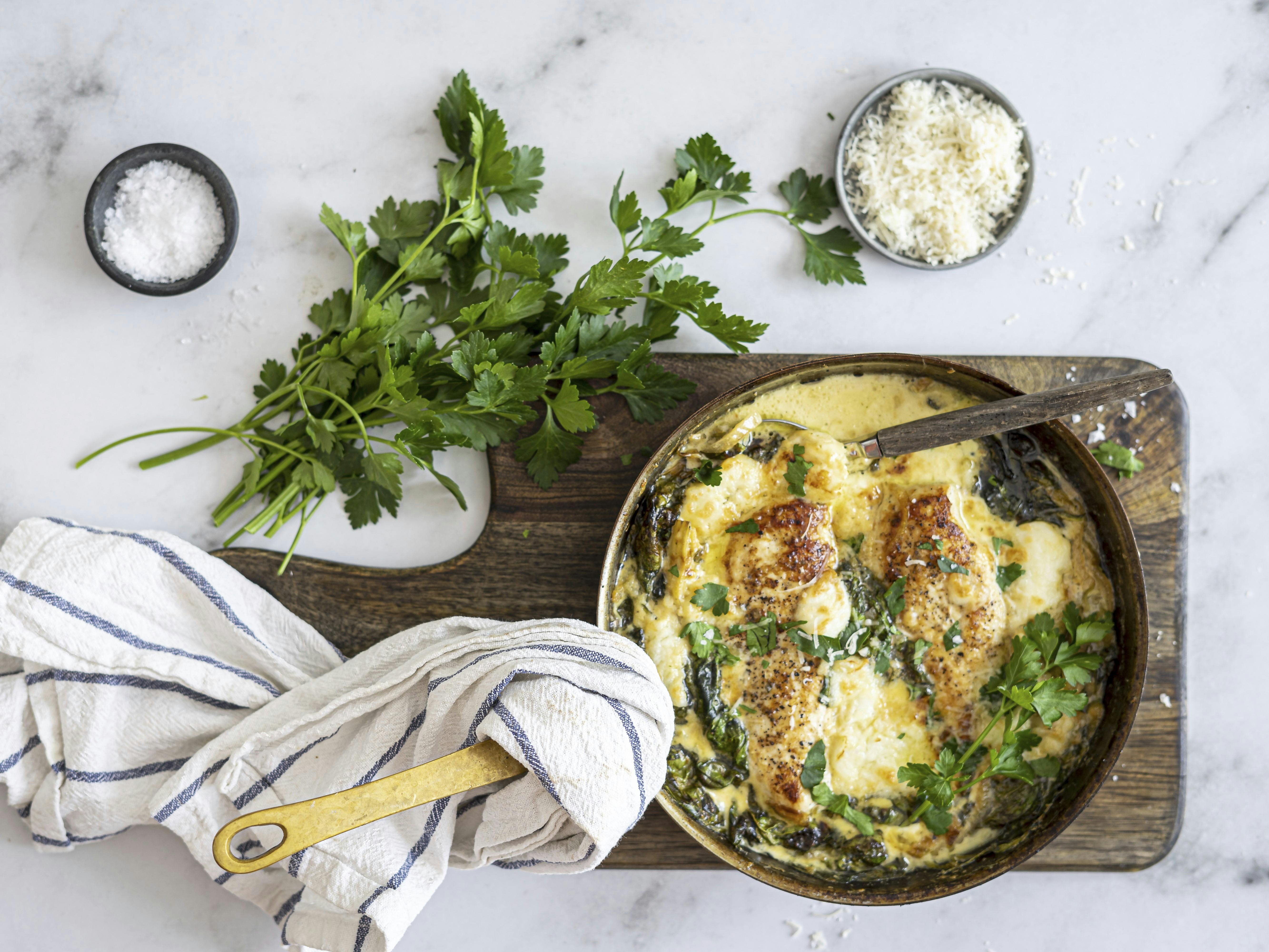 Kylling i ostesauce med spinat og artiskok.