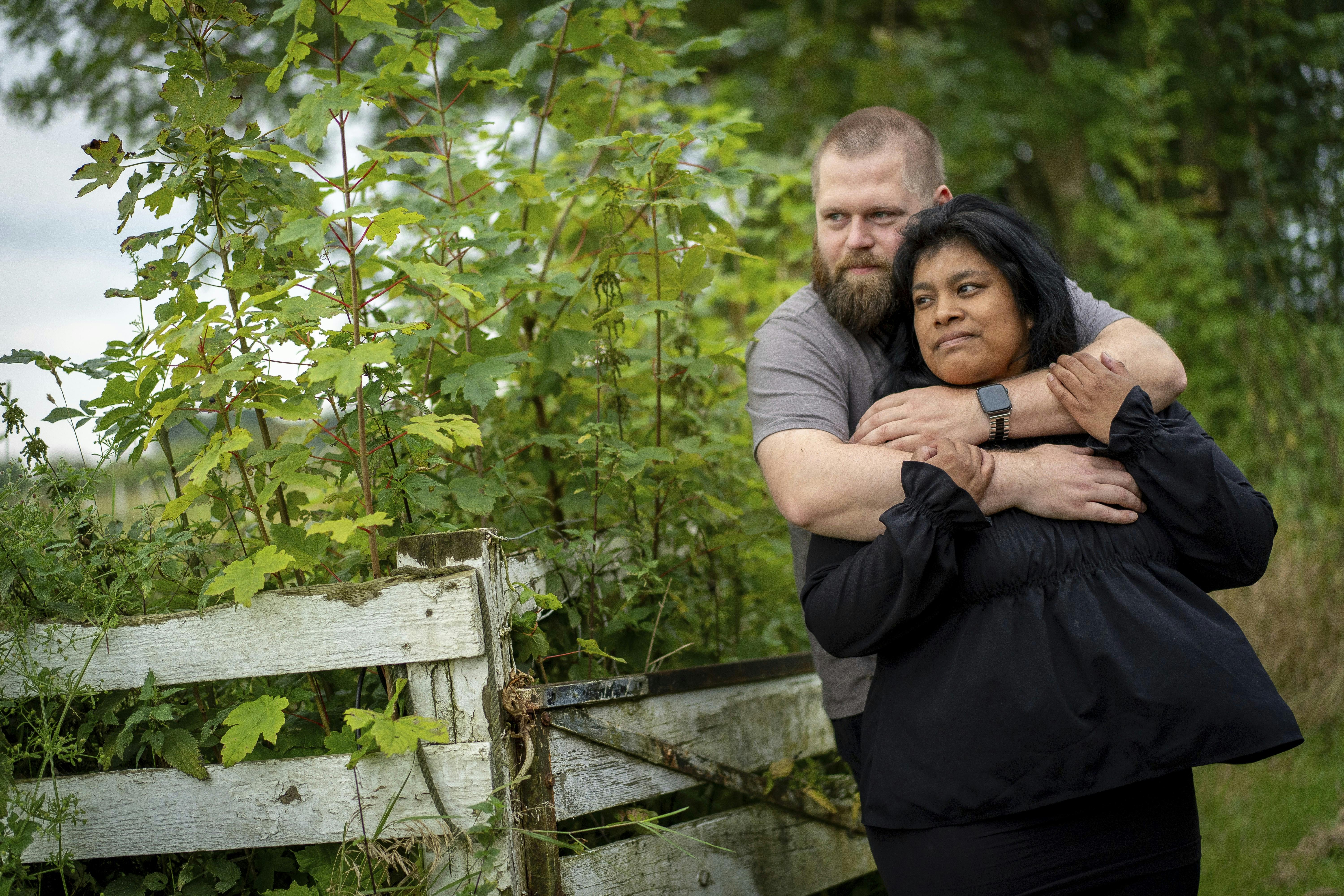 Sofie sammen med sin kæreste Mikkel, der holder rundt om hende. 