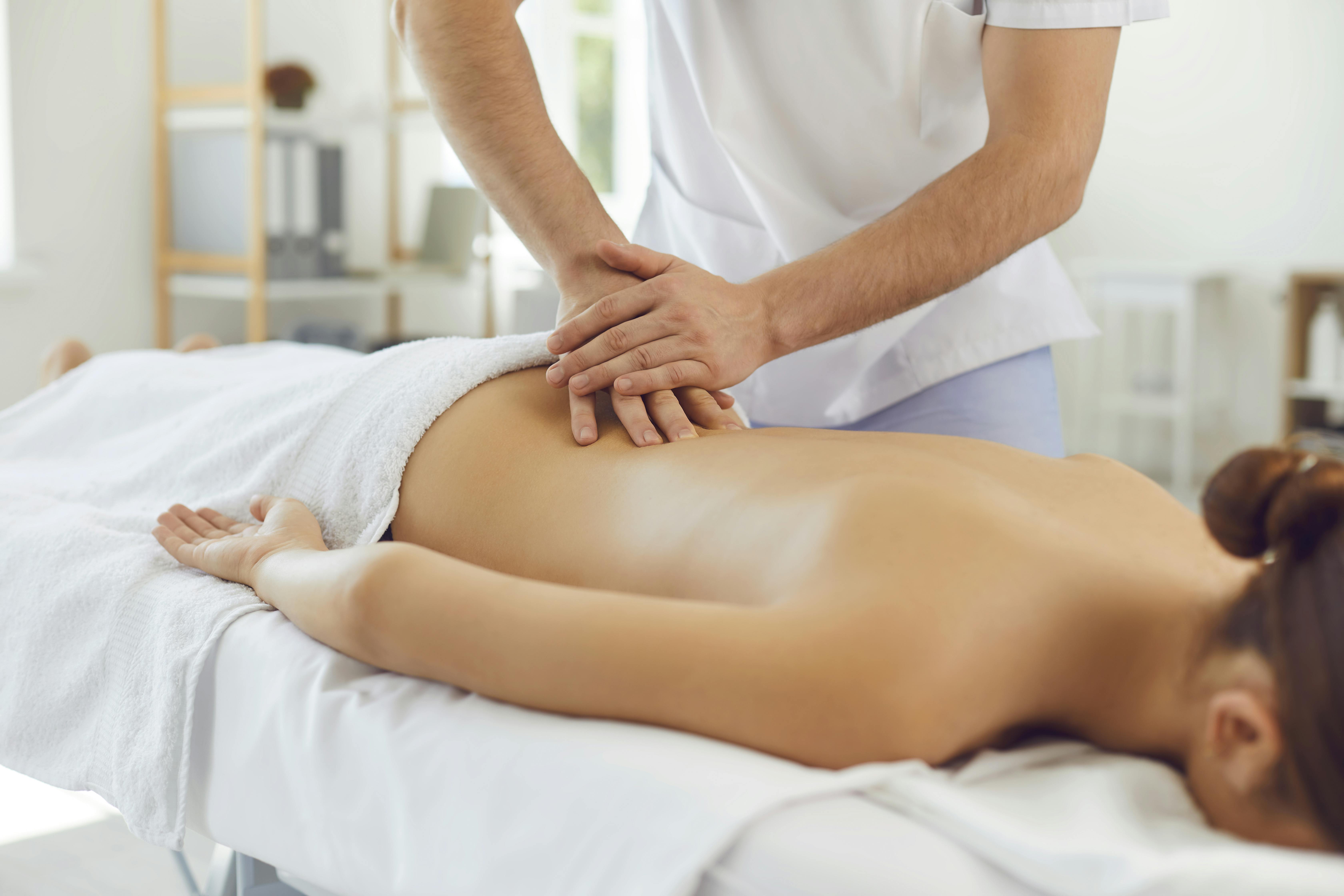 Kvinde der får massage