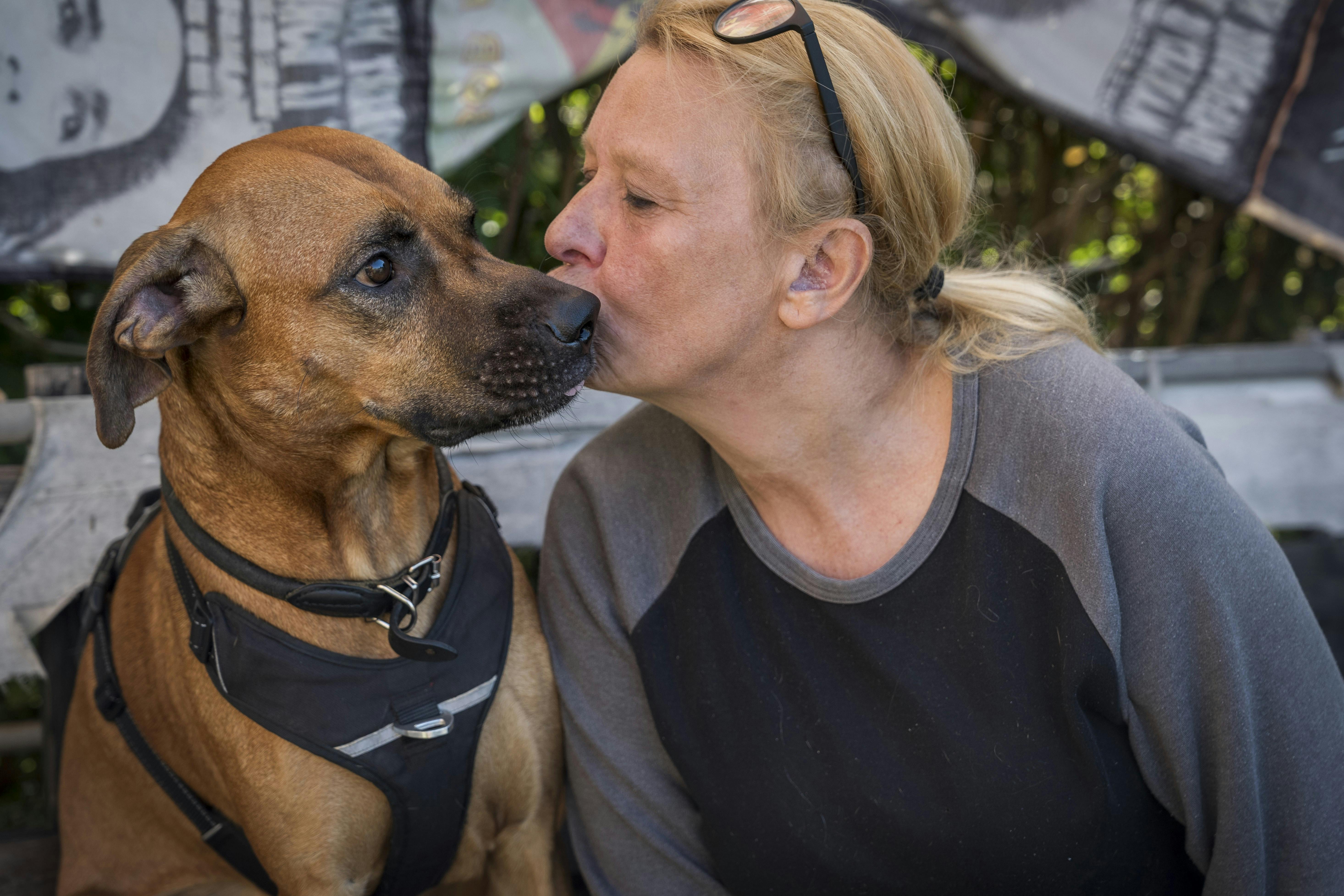 Marlene der kysser sin hund Zimba. 