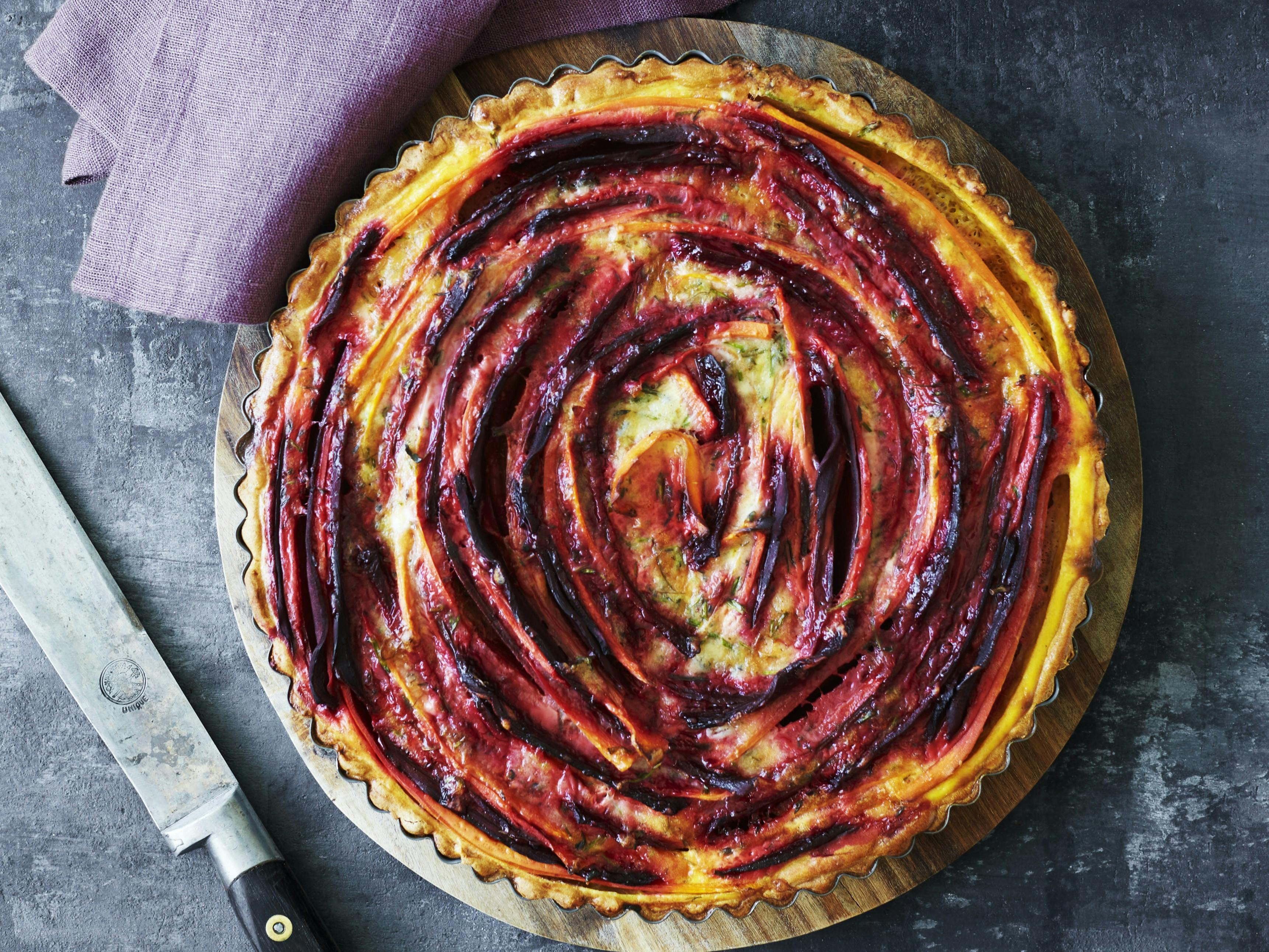 Smuk madtærte med gulerod og rødbeder på en hjemmelavet fuldkornsbund