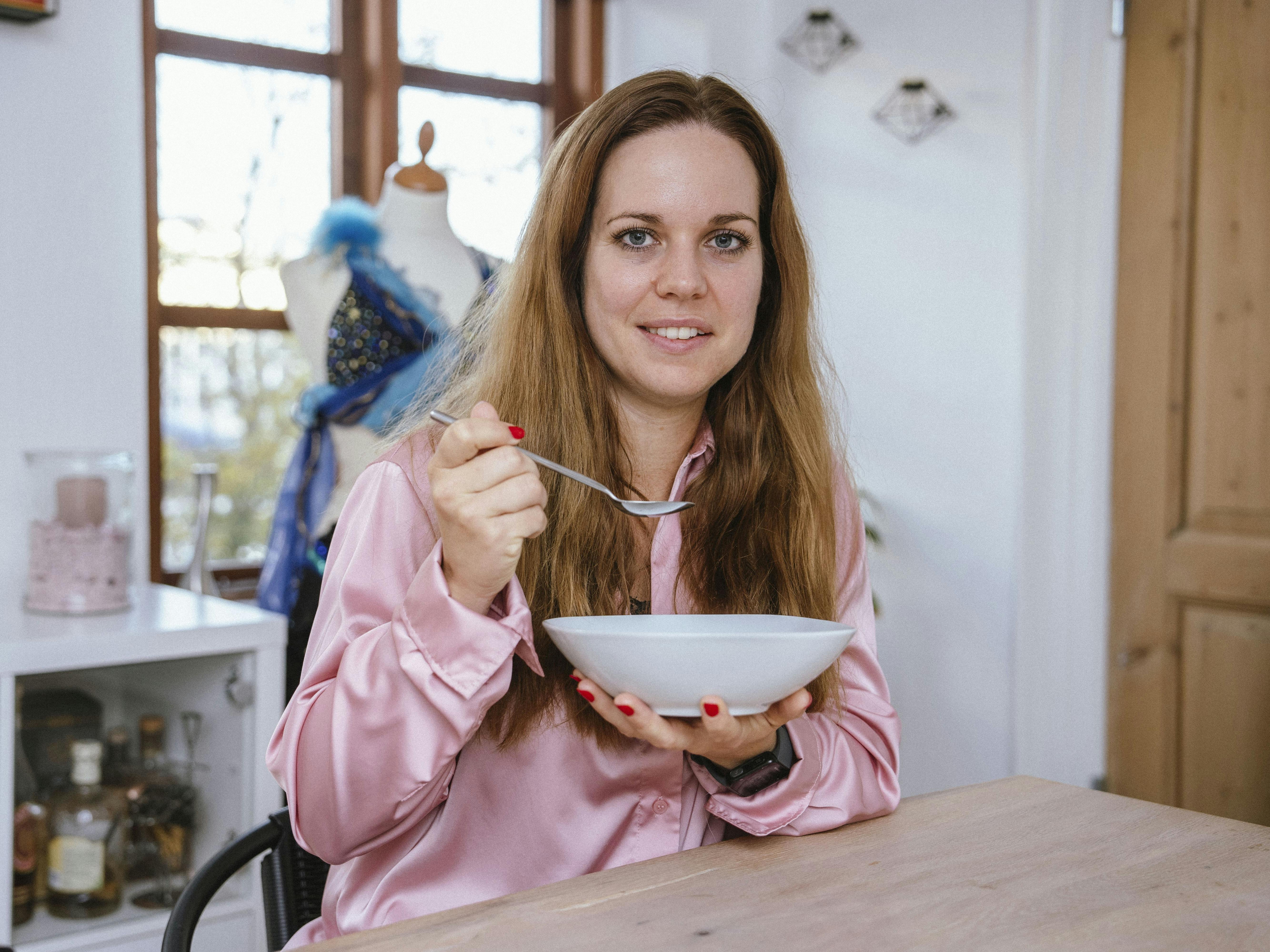 Pernille har testet suppekuren og sidder her med en suppeskål og nyder den varme suppe.