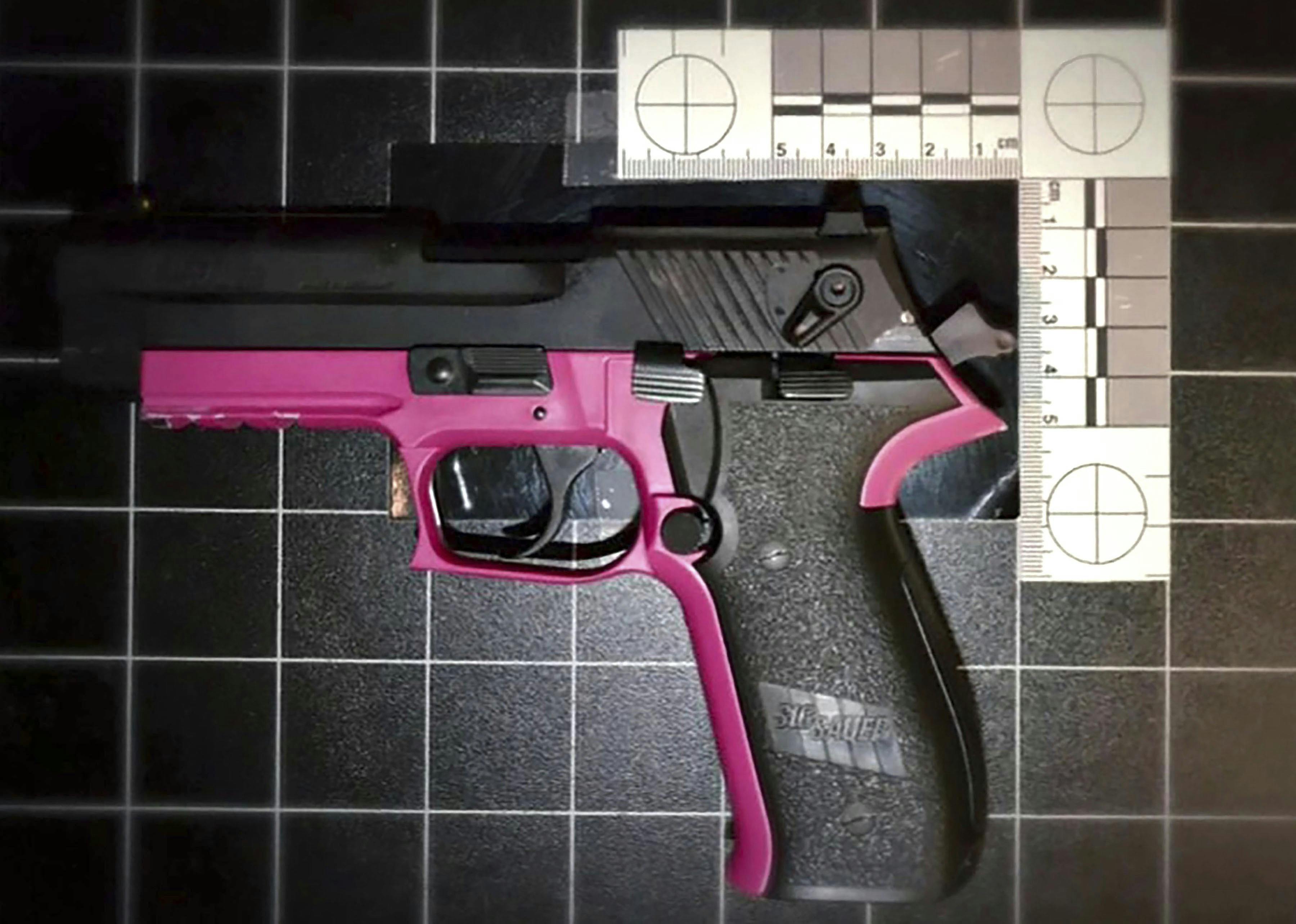 Katie Phipps lyserøde pistol.