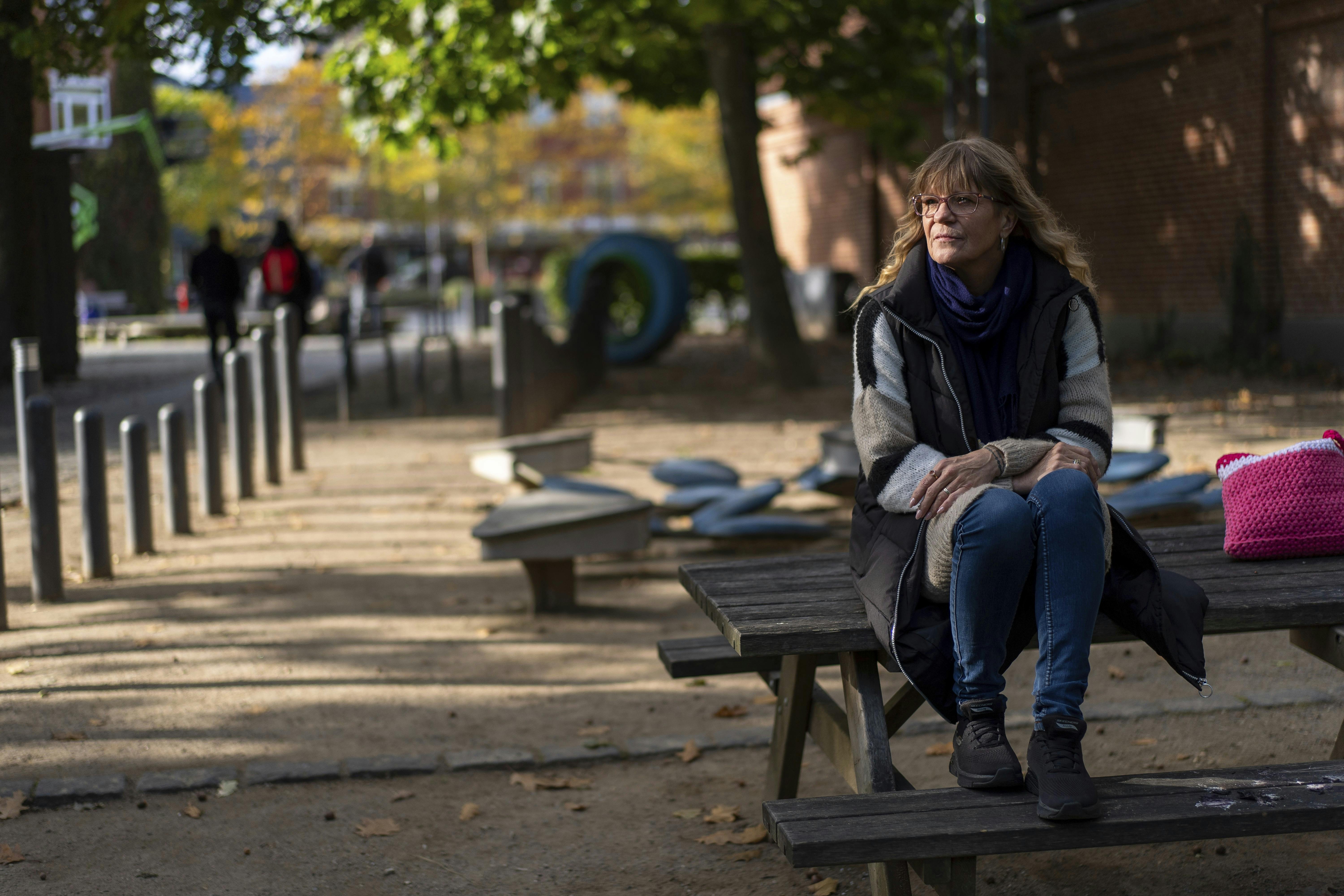 Kirsten Dahl, som sidder på et bord udenfor. 