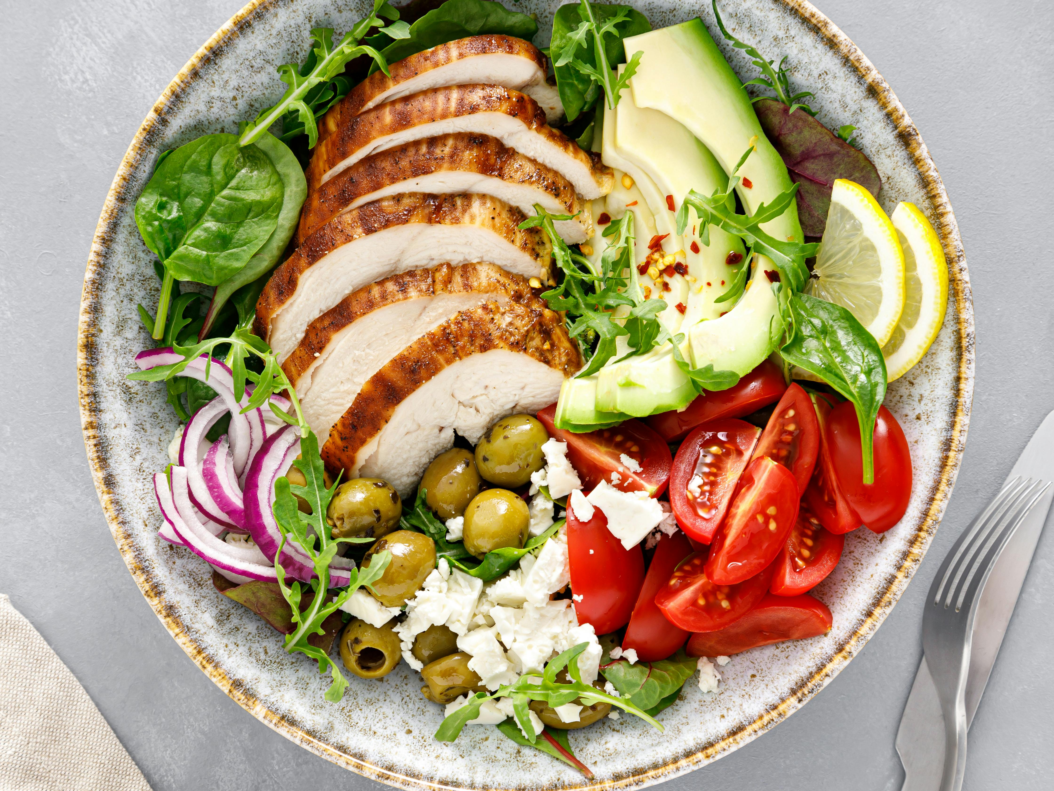 Grillet kyllingesalat med feta, avocado og oliven