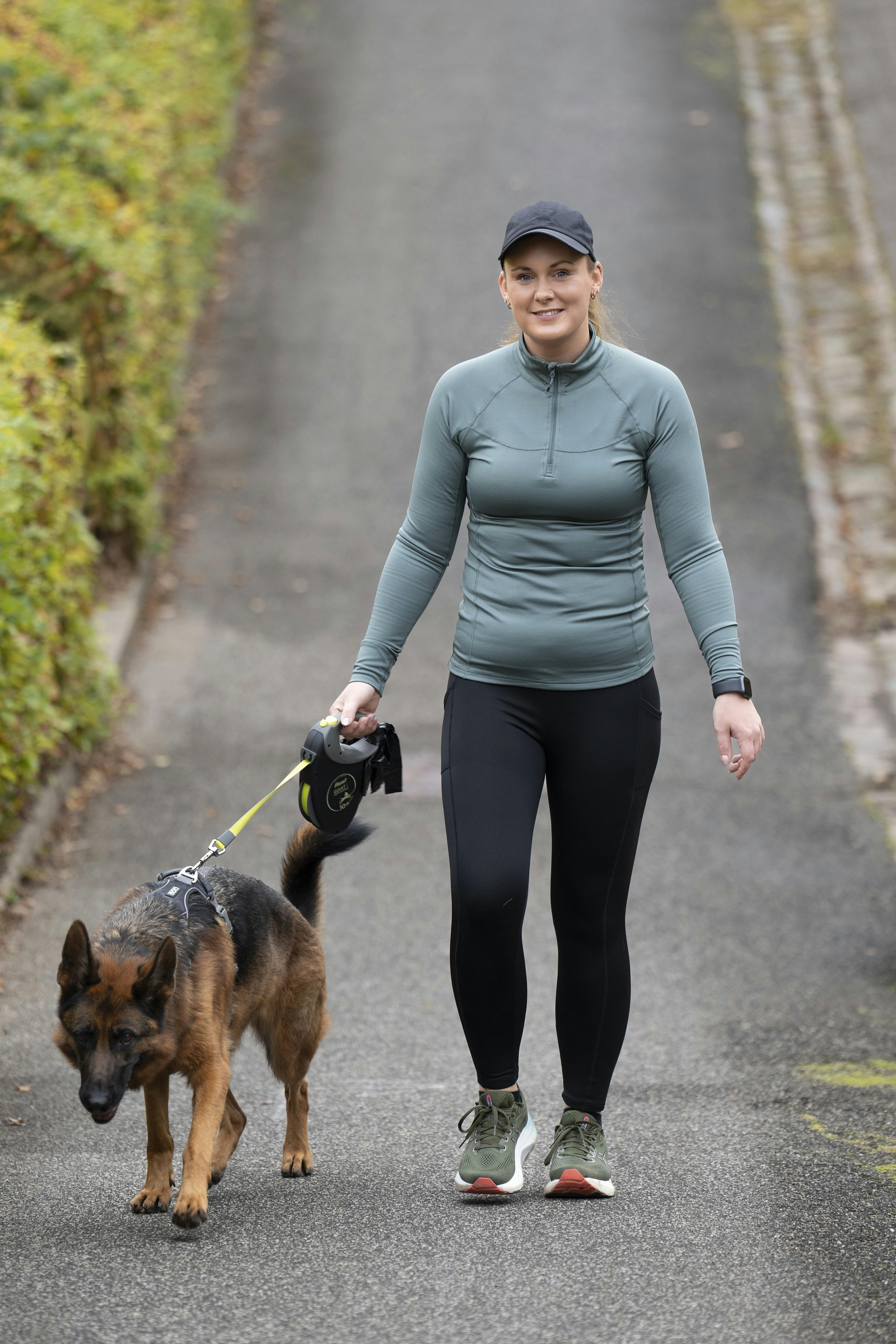 Sandra Mai Schirakow lufter familiens hund Maggie på dagens gåtur.