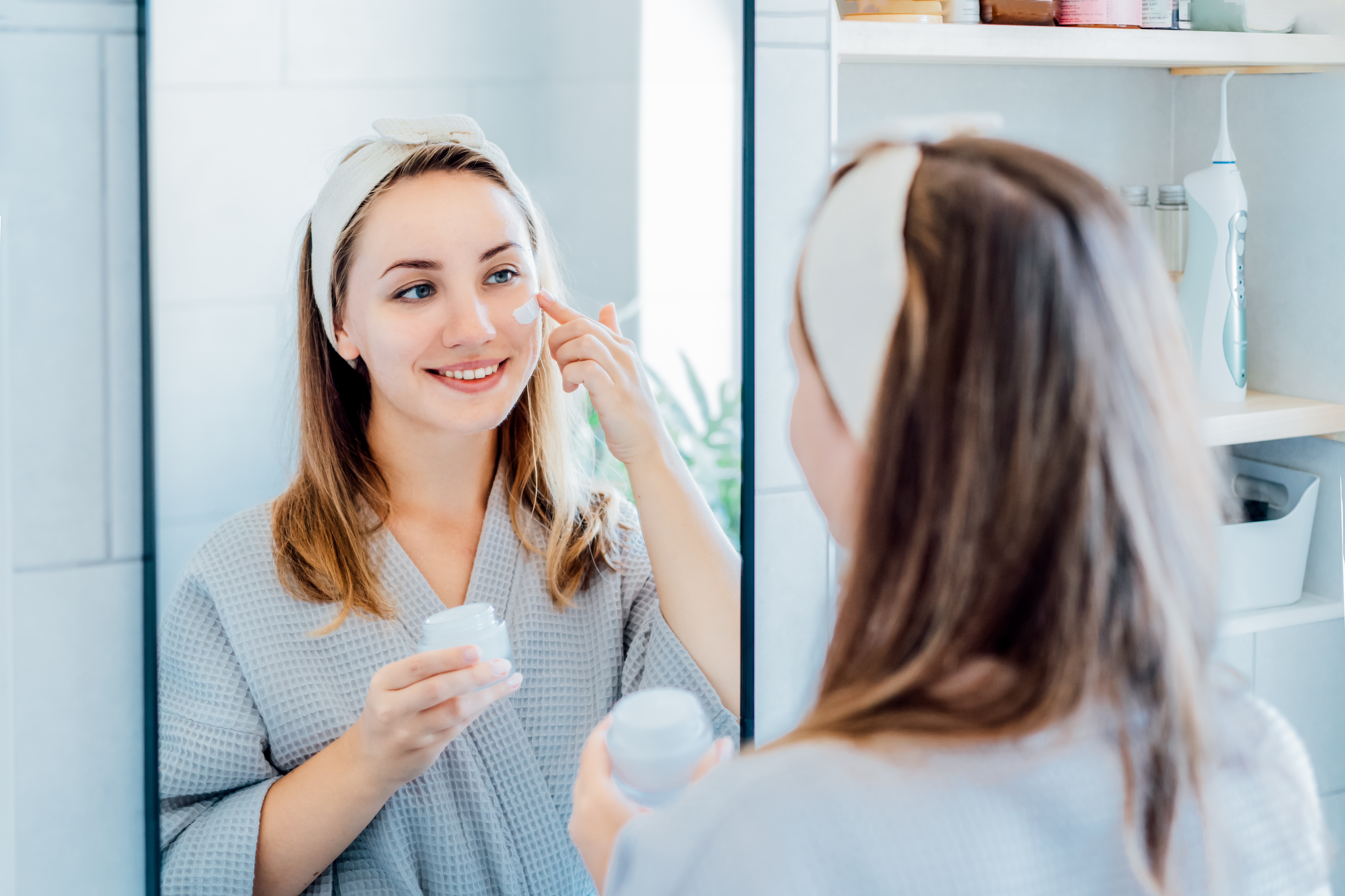 Kvinde putter creme i ansigtet