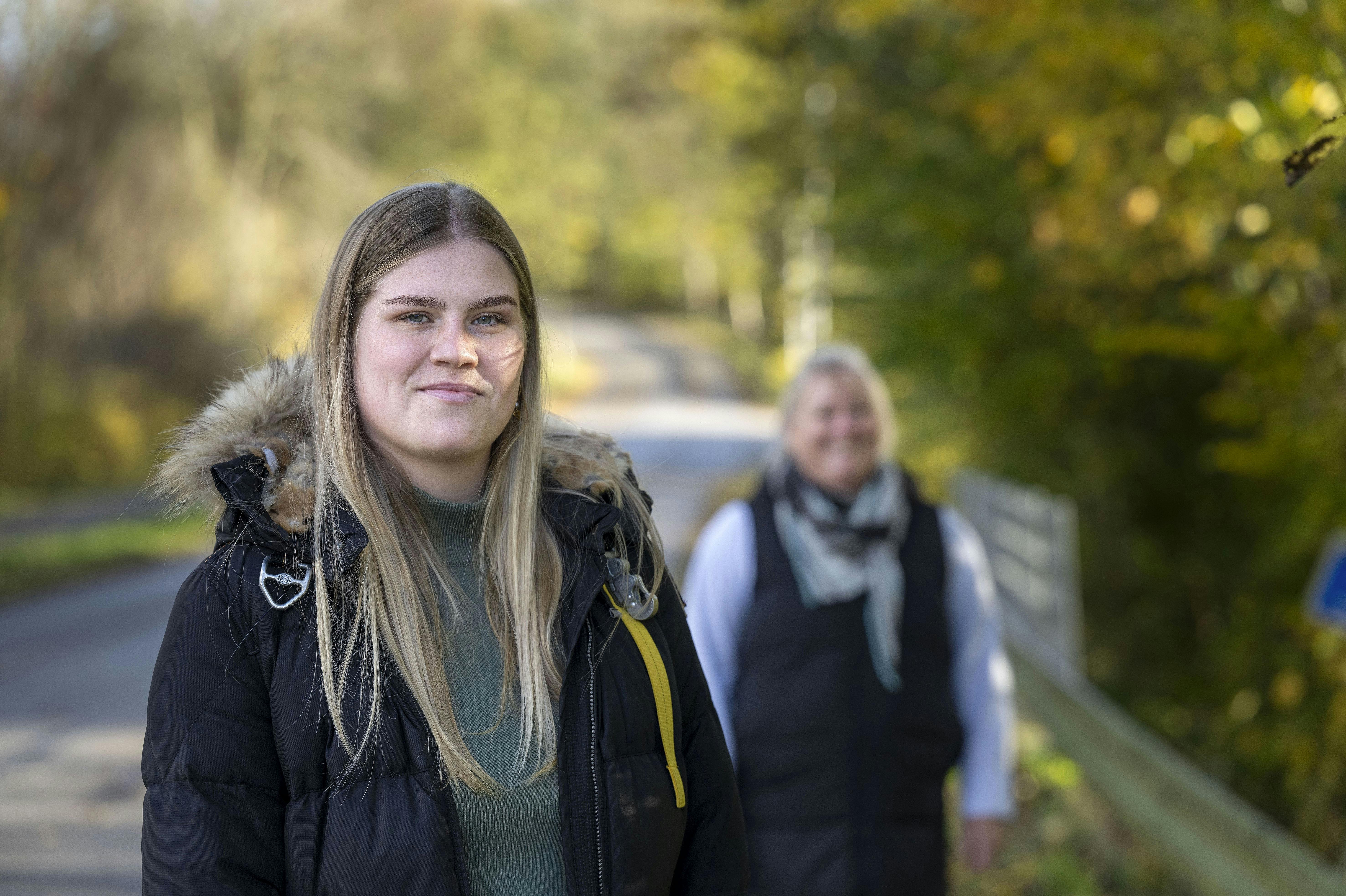 Maria Rask, der står foran sin mor. 