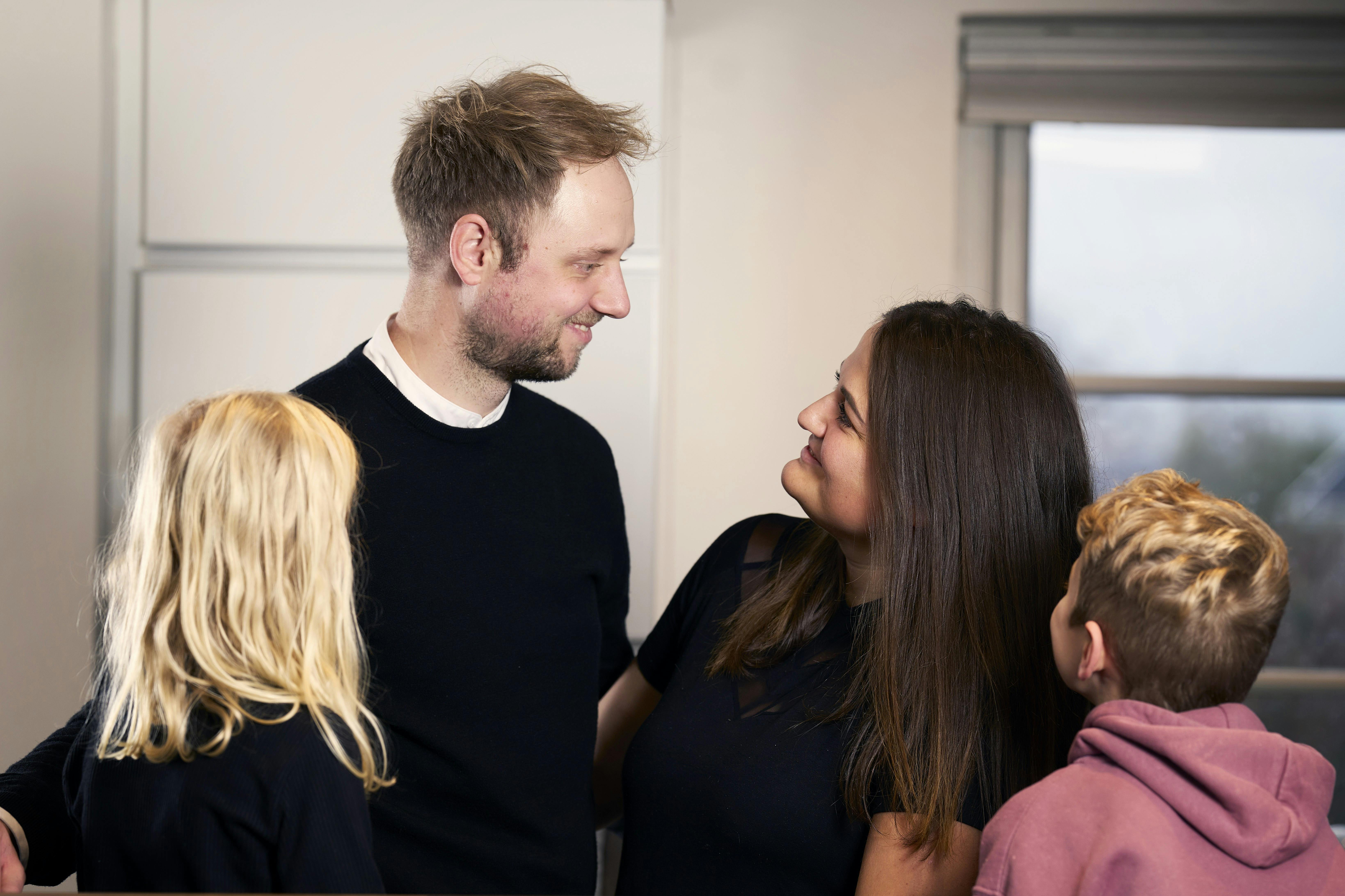 Michelle og Dennis sammen med deres børn. 