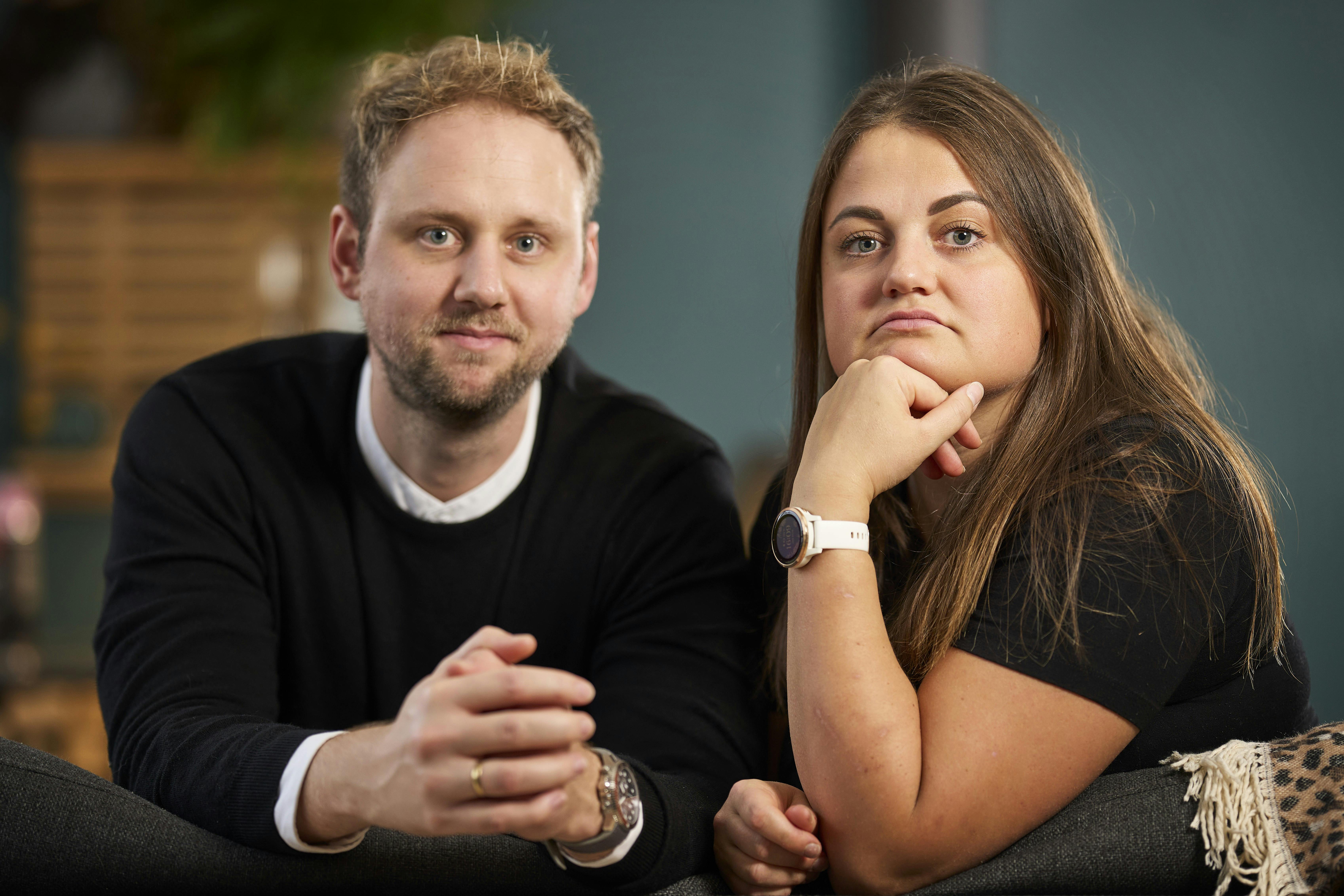 Dennis og Michelle der sidder sammen. 