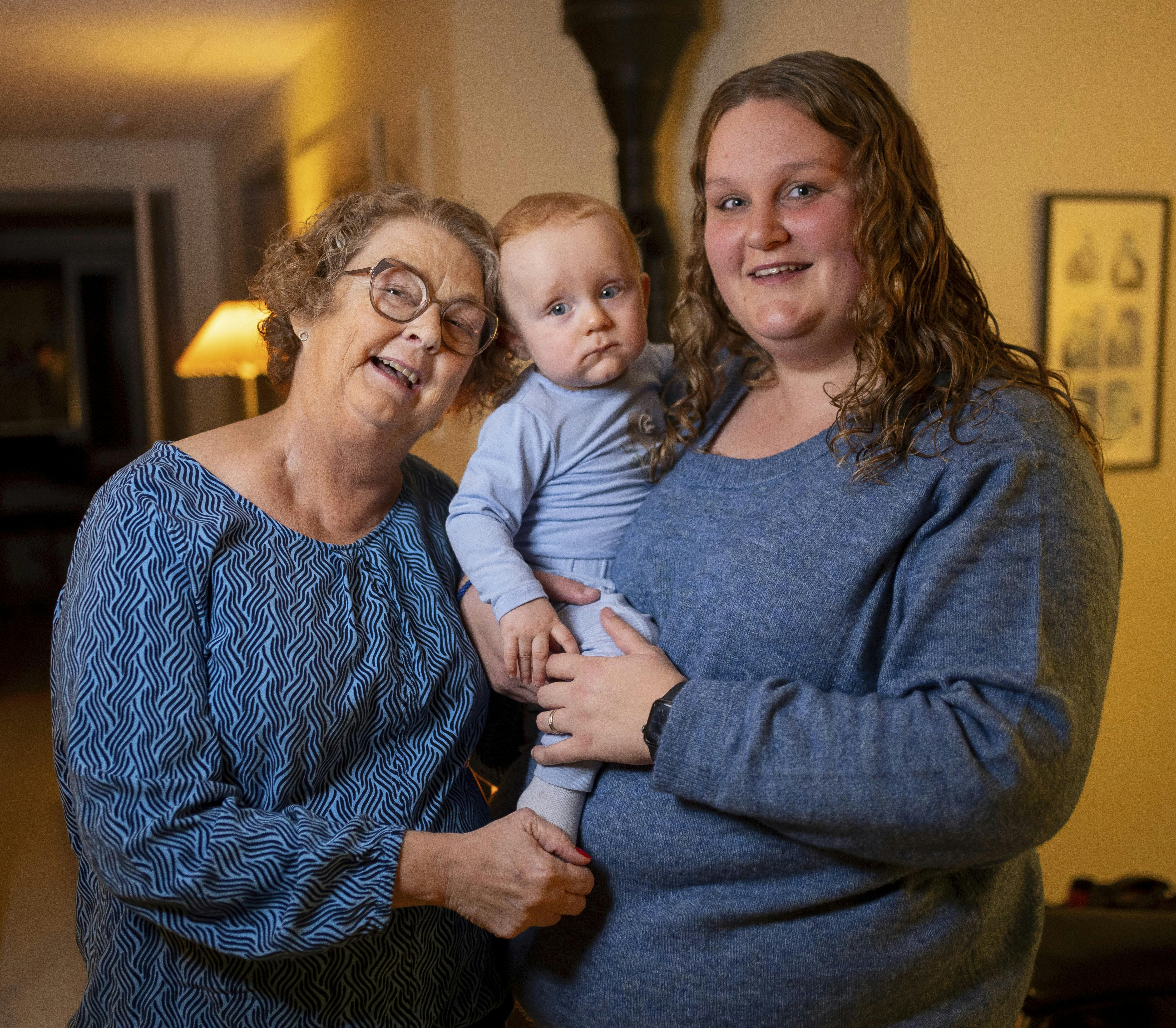 Yvonne sammen med sin datter Nicoline, og hendes barnebarn Valdemar. 