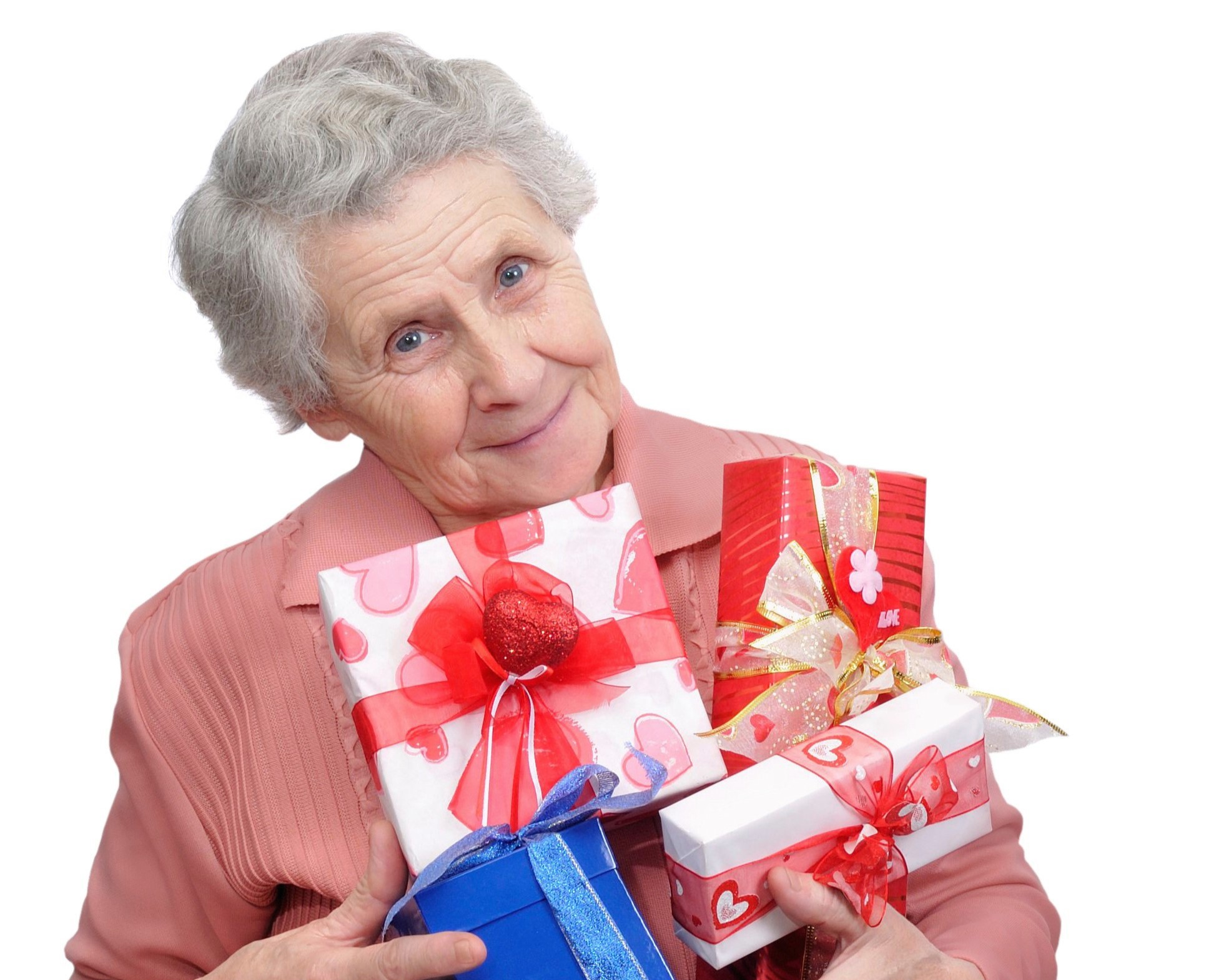 Smilende ældre kvinde står med favnen fuld af gaver.