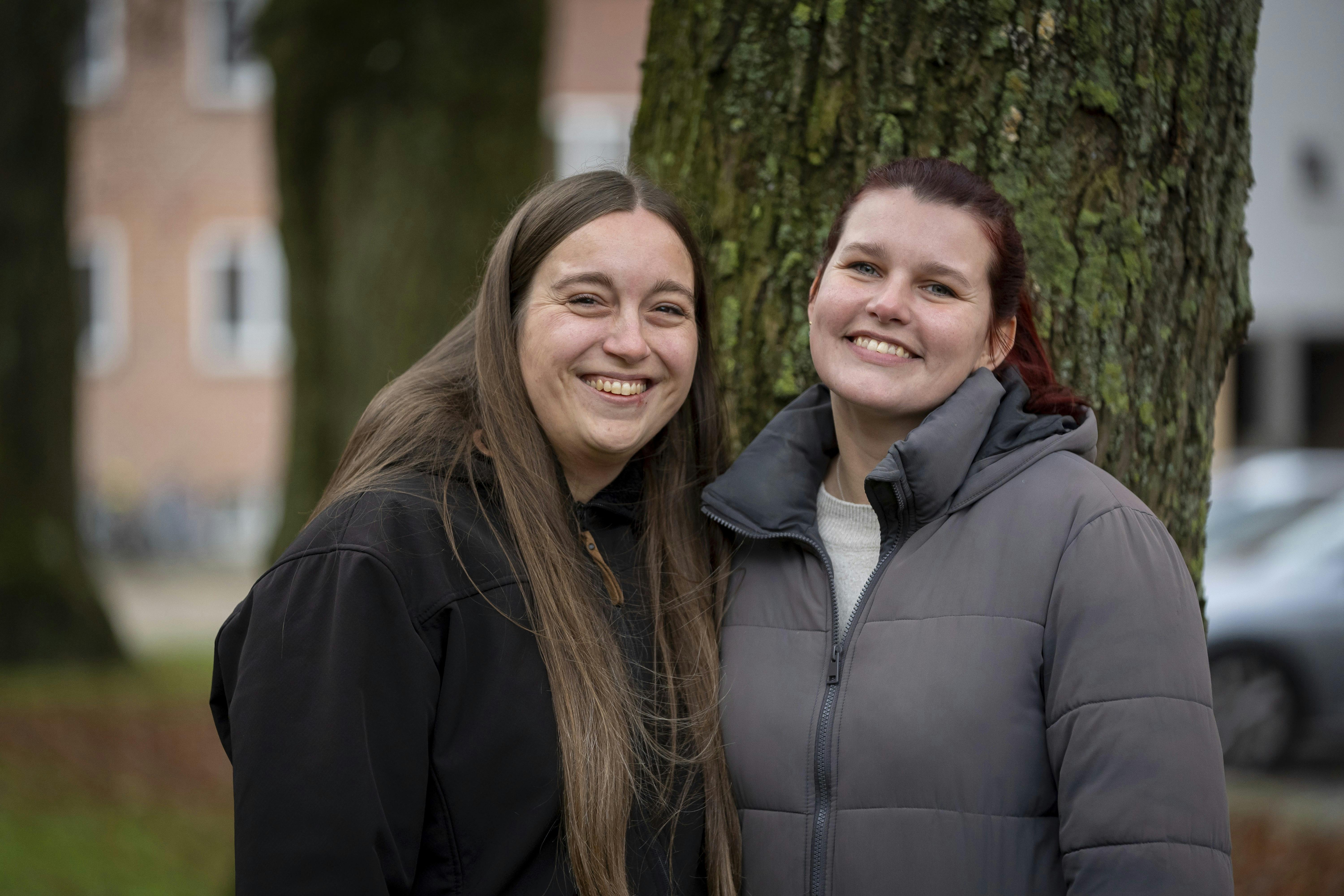 Amalie Nelving og Cecilie Ibsen sammen, som har lavet en podcast sammen. 